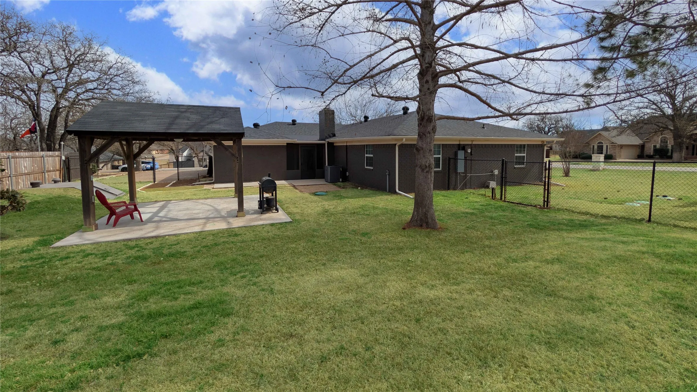 Single Family Residence For Sale in Hood County , 6920 Westover Drive, Granbury, Texas 76049, 5 Bedroom, 3 Bathroom, 2 Garage spaces, 2,668 Sqft, built in 1974, Preowned, mls#21178799, Real Estate Agent in Granbury, Homes For Sale in Hood county, Homes For Sale in Granbury, Realtor in Granbury Texas, Real Estate Brokerage Independent Realty Texas, Luminita Cordes Realtor