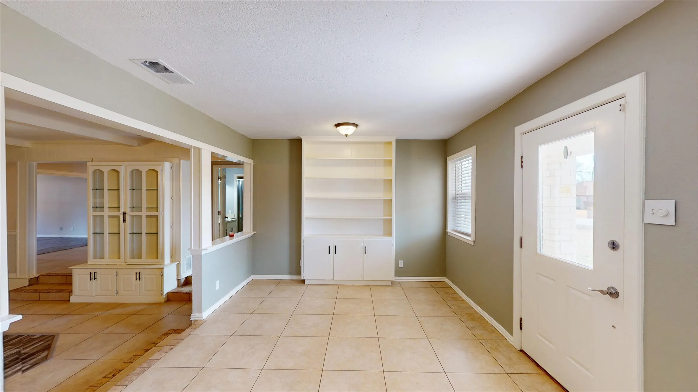 Single Family Residence For Sale in Hood County , 6920 Westover Drive, Granbury, Texas 76049, 5 Bedroom, 3 Bathroom, 2 Garage spaces, 2,668 Sqft, built in 1974, Preowned, mls#21178799, Real Estate Agent in Granbury, Homes For Sale in Hood county, Homes For Sale in Granbury, Realtor in Granbury Texas, Real Estate Brokerage Independent Realty Texas, Luminita Cordes Realtor