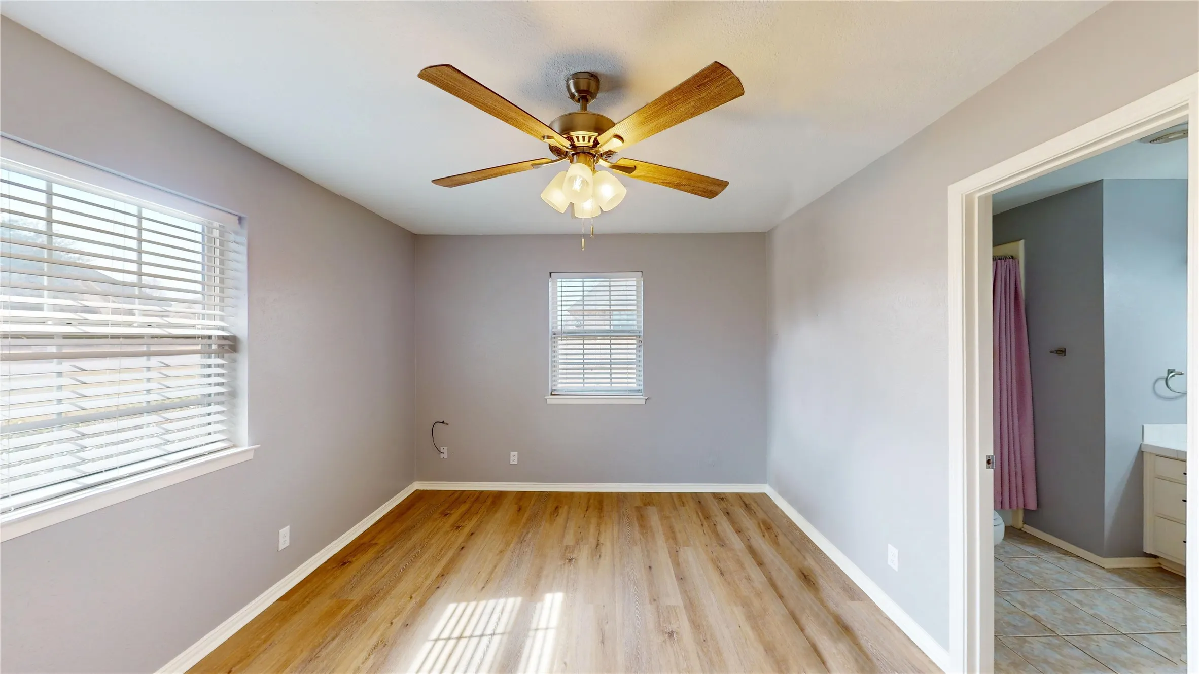 Single Family Residence For Sale in Hood County , 6920 Westover Drive, Granbury, Texas 76049, 5 Bedroom, 3 Bathroom, 2 Garage spaces, 2,668 Sqft, built in 1974, Preowned, mls#21178799, Real Estate Agent in Granbury, Homes For Sale in Hood county, Homes For Sale in Granbury, Realtor in Granbury Texas, Real Estate Brokerage Independent Realty Texas, Luminita Cordes Realtor