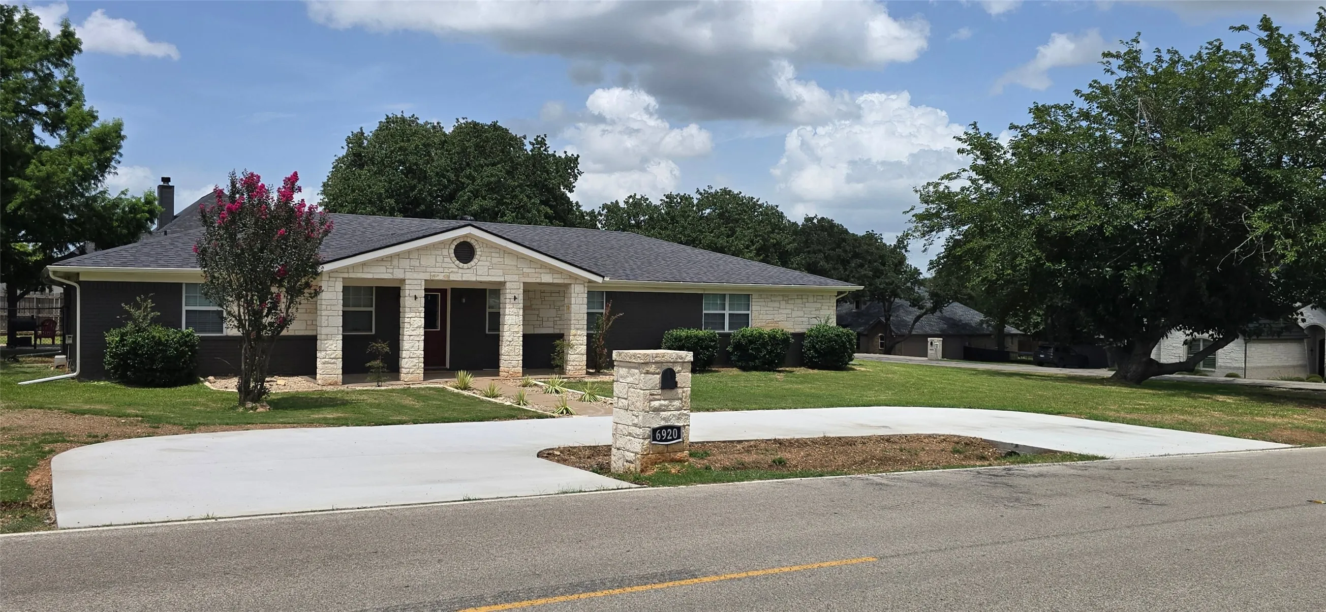 Single Family Residence For Sale in Hood County , 6920 Westover Drive, Granbury, Texas 76049, 5 Bedroom, 3 Bathroom, 2 Garage spaces, 2,668 Sqft, built in 1974, Preowned, mls#21178799, Real Estate Agent in Granbury, Homes For Sale in Hood county, Homes For Sale in Granbury, Realtor in Granbury Texas, Real Estate Brokerage Independent Realty Texas, Luminita Cordes Realtor