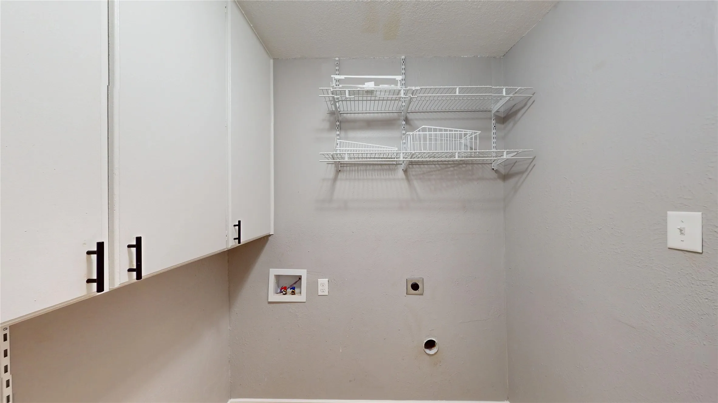 Single Family Residence For Sale in Hood County , 6920 Westover Drive, Granbury, Texas 76049, 5 Bedroom, 3 Bathroom, 2 Garage spaces, 2,668 Sqft, built in 1974, Preowned, mls#21178799, Real Estate Agent in Granbury, Homes For Sale in Hood county, Homes For Sale in Granbury, Realtor in Granbury Texas, Real Estate Brokerage Independent Realty Texas, Luminita Cordes Realtor