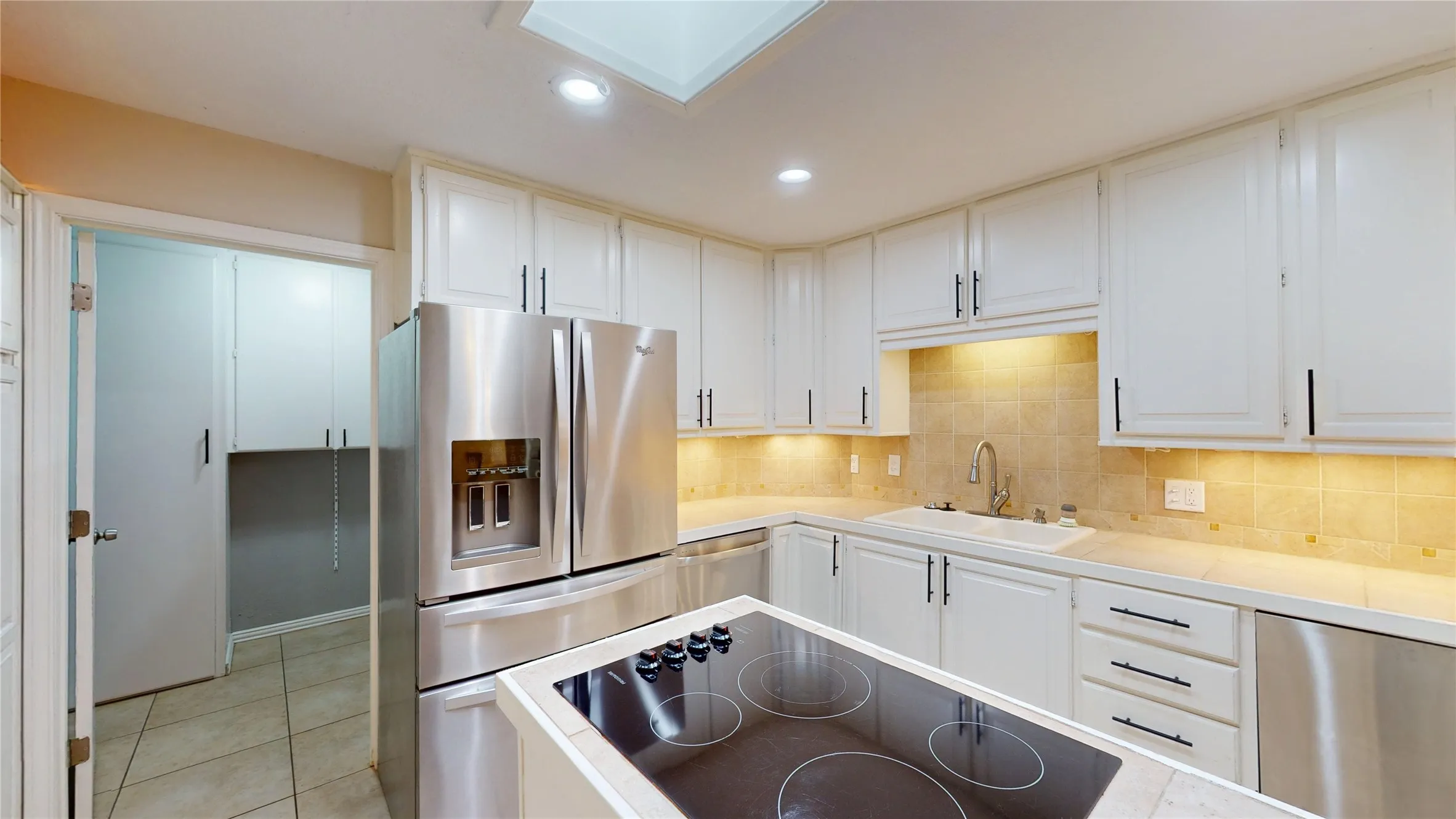 Single Family Residence For Sale in Hood County , 6920 Westover Drive, Granbury, Texas 76049, 5 Bedroom, 3 Bathroom, 2 Garage spaces, 2,668 Sqft, built in 1974, Preowned, mls#21178799, Real Estate Agent in Granbury, Homes For Sale in Hood county, Homes For Sale in Granbury, Realtor in Granbury Texas, Real Estate Brokerage Independent Realty Texas, Luminita Cordes Realtor