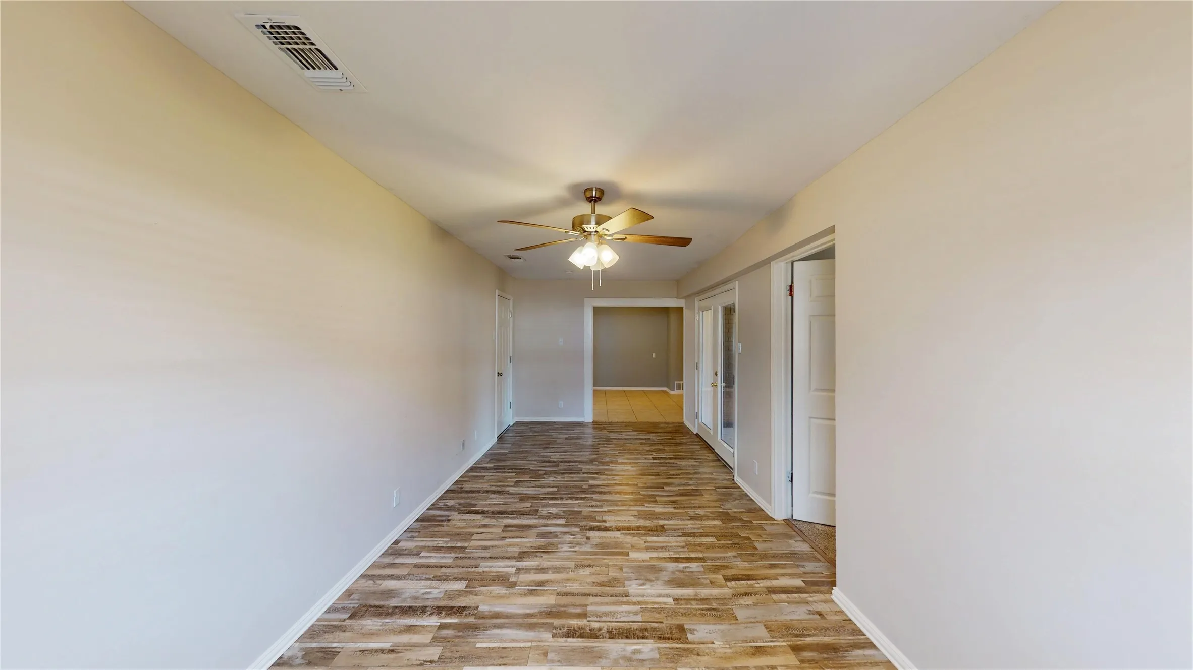 Single Family Residence For Sale in Hood County , 6920 Westover Drive, Granbury, Texas 76049, 5 Bedroom, 3 Bathroom, 2 Garage spaces, 2,668 Sqft, built in 1974, Preowned, mls#21178799, Real Estate Agent in Granbury, Homes For Sale in Hood county, Homes For Sale in Granbury, Realtor in Granbury Texas, Real Estate Brokerage Independent Realty Texas, Luminita Cordes Realtor