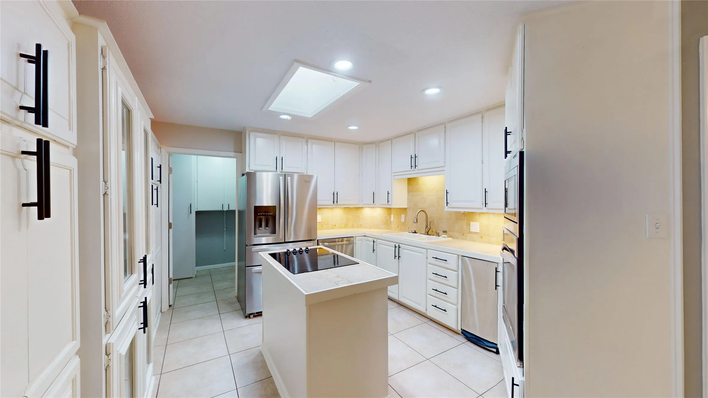 Single Family Residence For Sale in Hood County , 6920 Westover Drive, Granbury, Texas 76049, 5 Bedroom, 3 Bathroom, 2 Garage spaces, 2,668 Sqft, built in 1974, Preowned, mls#21178799, Real Estate Agent in Granbury, Homes For Sale in Hood county, Homes For Sale in Granbury, Realtor in Granbury Texas, Real Estate Brokerage Independent Realty Texas, Luminita Cordes Realtor