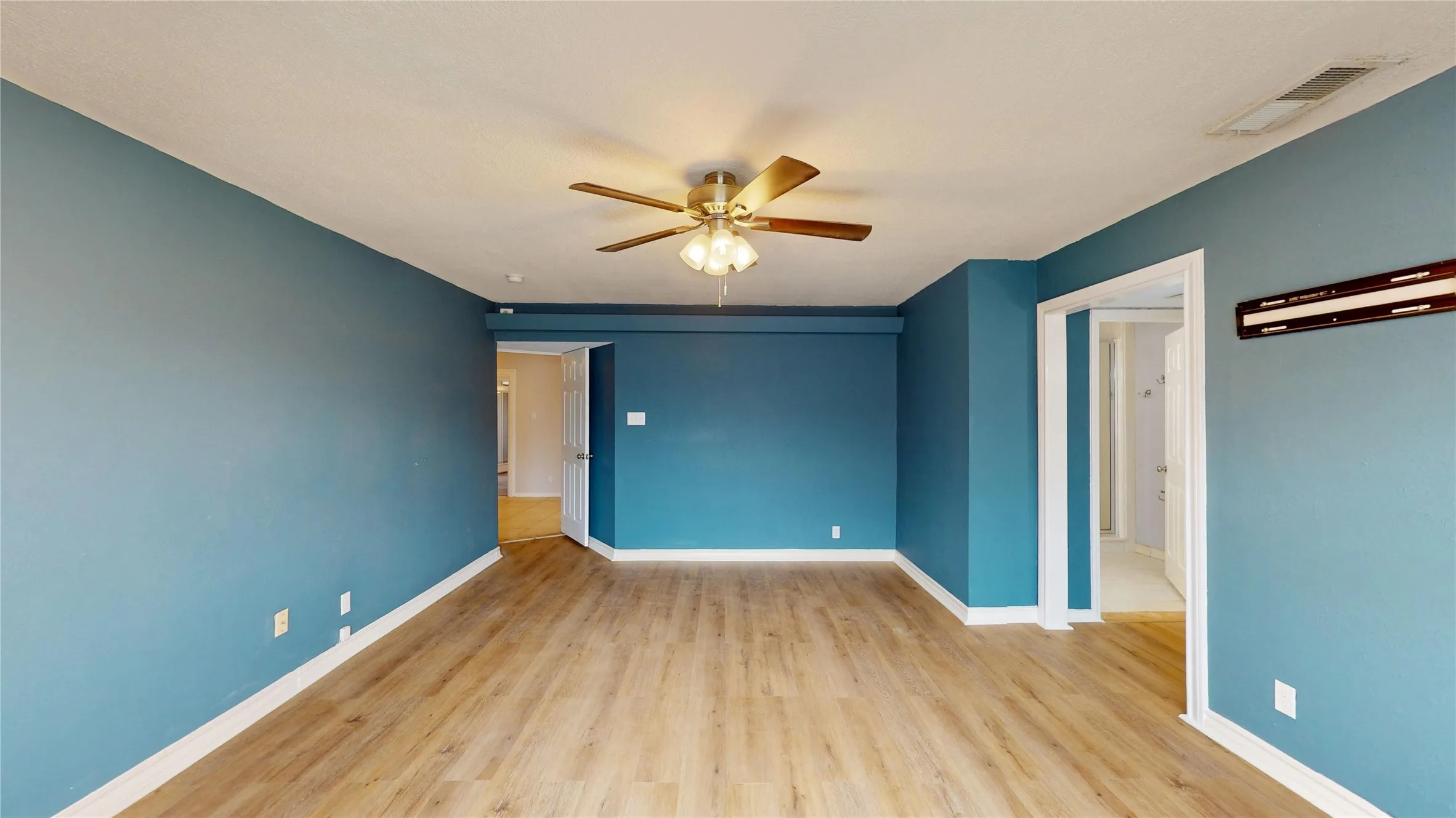 Single Family Residence For Sale in Hood County , 6920 Westover Drive, Granbury, Texas 76049, 5 Bedroom, 3 Bathroom, 2 Garage spaces, 2,668 Sqft, built in 1974, Preowned, mls#21178799, Real Estate Agent in Granbury, Homes For Sale in Hood county, Homes For Sale in Granbury, Realtor in Granbury Texas, Real Estate Brokerage Independent Realty Texas, Luminita Cordes Realtor