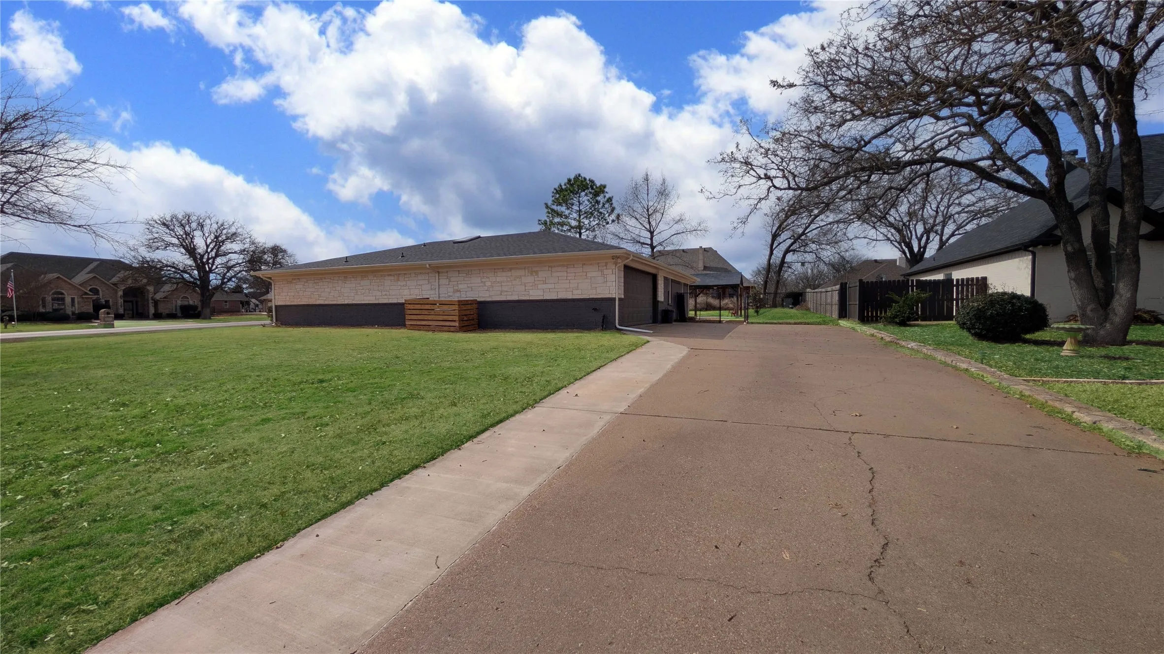 Single Family Residence For Sale in Hood County , 6920 Westover Drive, Granbury, Texas 76049, 5 Bedroom, 3 Bathroom, 2 Garage spaces, 2,668 Sqft, built in 1974, Preowned, mls#21178799, Real Estate Agent in Granbury, Homes For Sale in Hood county, Homes For Sale in Granbury, Realtor in Granbury Texas, Real Estate Brokerage Independent Realty Texas, Luminita Cordes Realtor