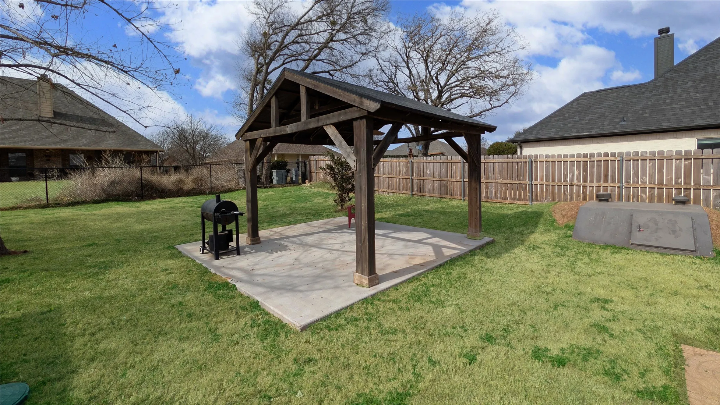 Single Family Residence For Sale in Hood County , 6920 Westover Drive, Granbury, Texas 76049, 5 Bedroom, 3 Bathroom, 2 Garage spaces, 2,668 Sqft, built in 1974, Preowned, mls#21178799, Real Estate Agent in Granbury, Homes For Sale in Hood county, Homes For Sale in Granbury, Realtor in Granbury Texas, Real Estate Brokerage Independent Realty Texas, Luminita Cordes Realtor