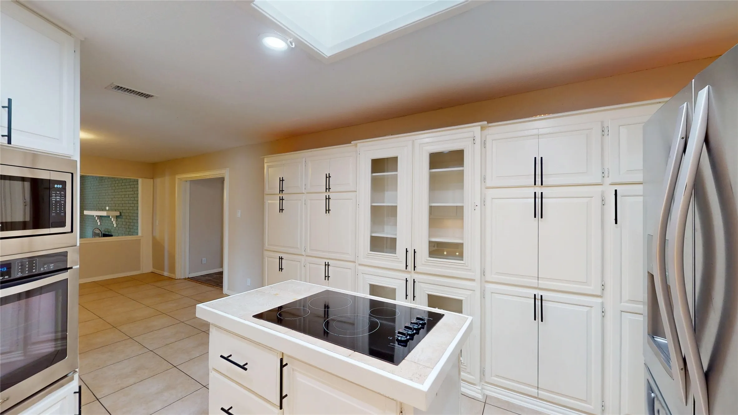 Single Family Residence For Sale in Hood County , 6920 Westover Drive, Granbury, Texas 76049, 5 Bedroom, 3 Bathroom, 2 Garage spaces, 2,668 Sqft, built in 1974, Preowned, mls#21178799, Real Estate Agent in Granbury, Homes For Sale in Hood county, Homes For Sale in Granbury, Realtor in Granbury Texas, Real Estate Brokerage Independent Realty Texas, Luminita Cordes Realtor