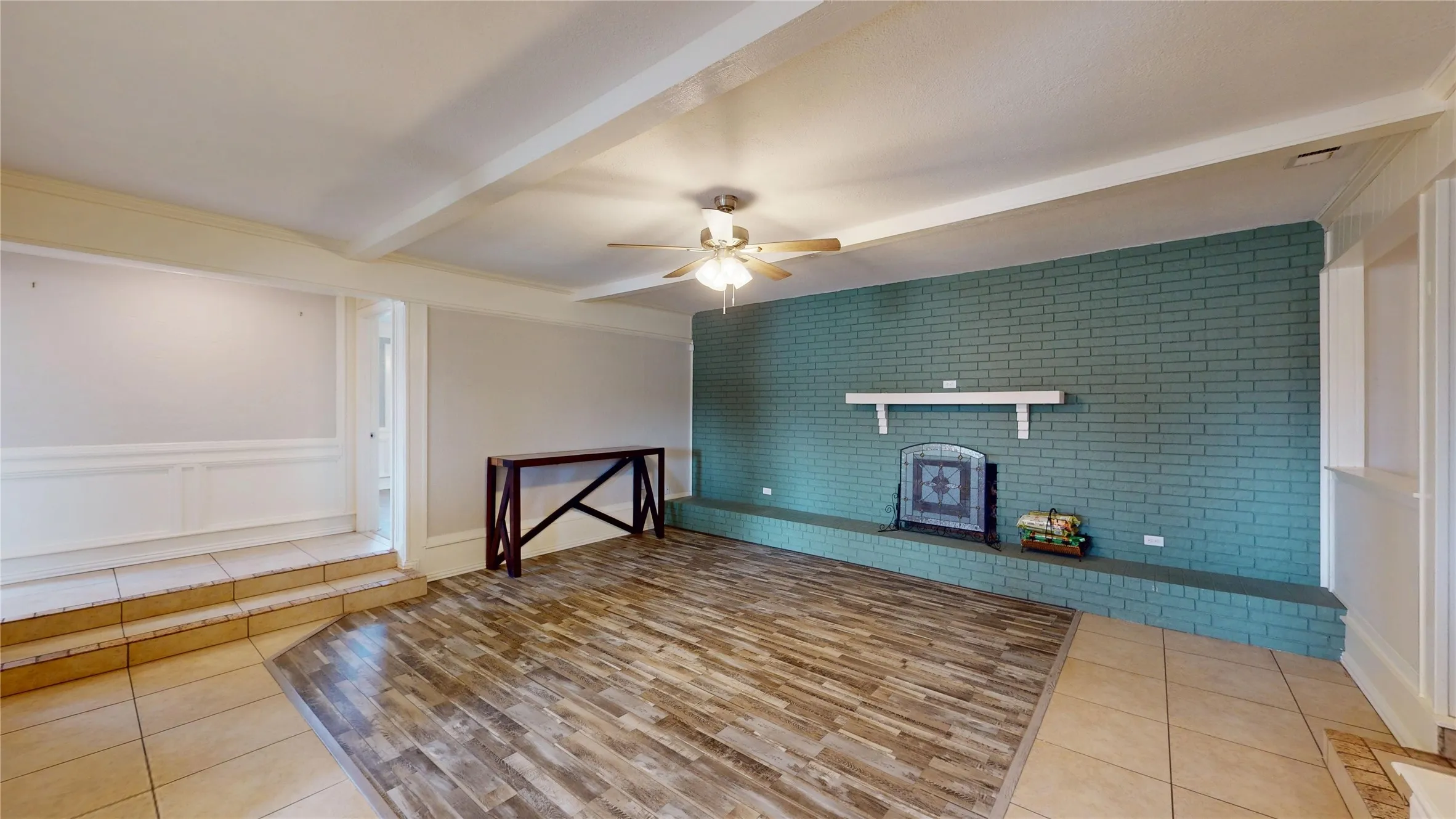 Single Family Residence For Sale in Hood County , 6920 Westover Drive, Granbury, Texas 76049, 5 Bedroom, 3 Bathroom, 2 Garage spaces, 2,668 Sqft, built in 1974, Preowned, mls#21178799, Real Estate Agent in Granbury, Homes For Sale in Hood county, Homes For Sale in Granbury, Realtor in Granbury Texas, Real Estate Brokerage Independent Realty Texas, Luminita Cordes Realtor