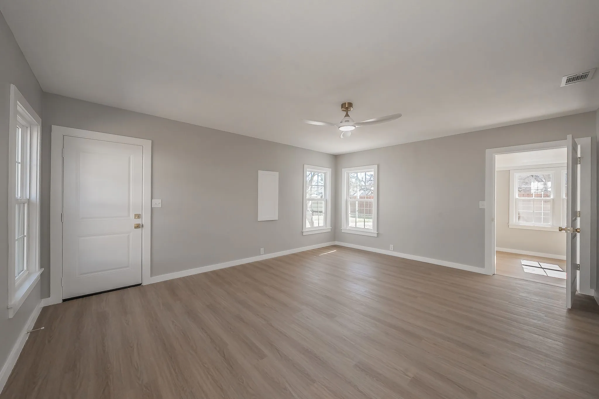 Single Family Residence For Sale in Tarrant County , 100 Crestwood Drive, Fort Worth, Texas 76107, 3 Bedroom, 2 Bathroom, 2 Garage spaces, 1,812 Sqft, built in 1942, mls#21179023, Real Estate Agent in Fort Worth, Homes For Sale in Tarrant county, Homes For Sale in Fort Worth, Realtor in Fort Worth Texas, Real Estate Brokerage Independent Realty Texas, Luminita Cordes Realtor