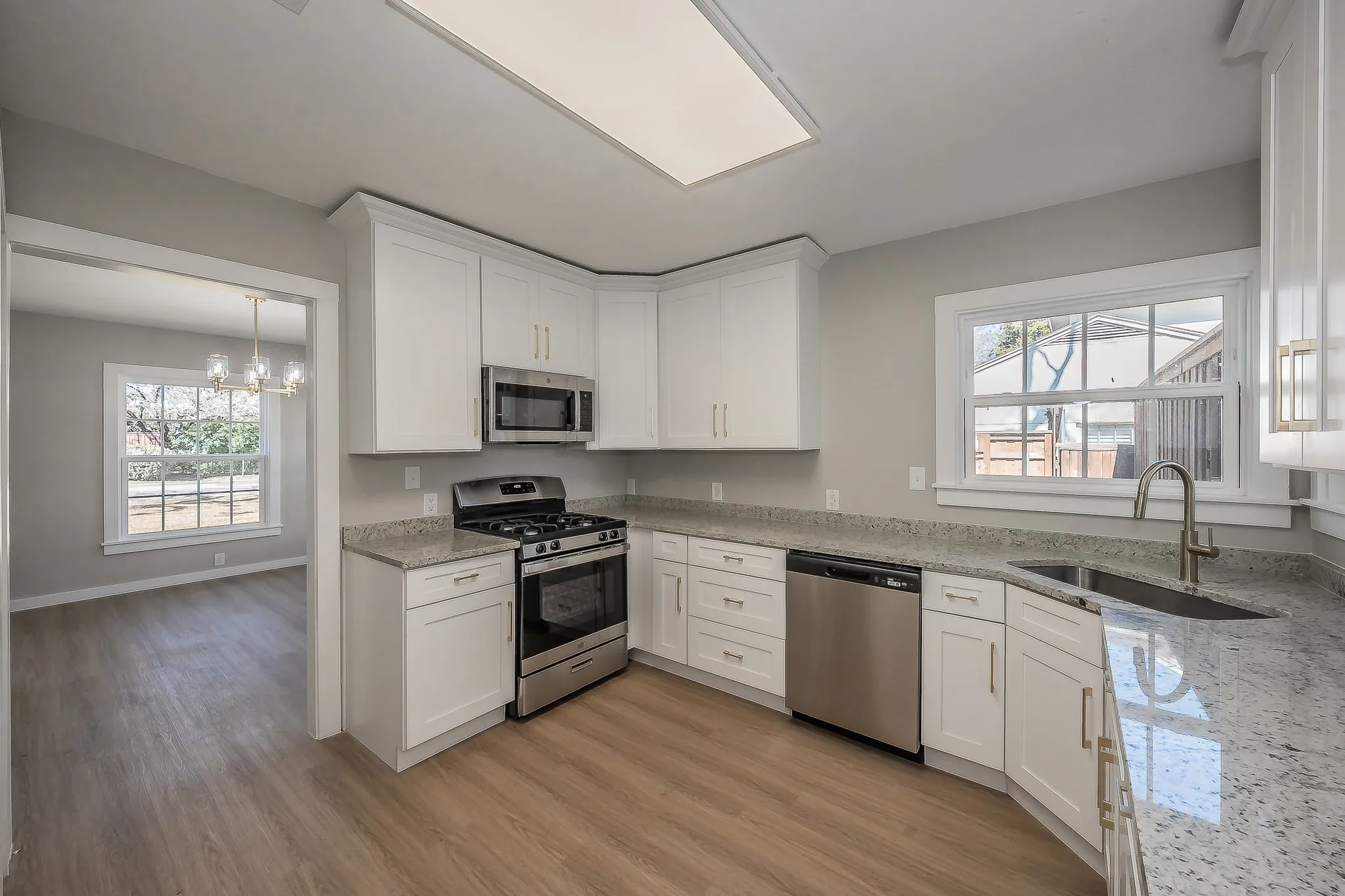 Single Family Residence For Sale in Tarrant County , 100 Crestwood Drive, Fort Worth, Texas 76107, 3 Bedroom, 2 Bathroom, 2 Garage spaces, 1,812 Sqft, built in 1942, mls#21179023, Real Estate Agent in Fort Worth, Homes For Sale in Tarrant county, Homes For Sale in Fort Worth, Realtor in Fort Worth Texas, Real Estate Brokerage Independent Realty Texas, Luminita Cordes Realtor
