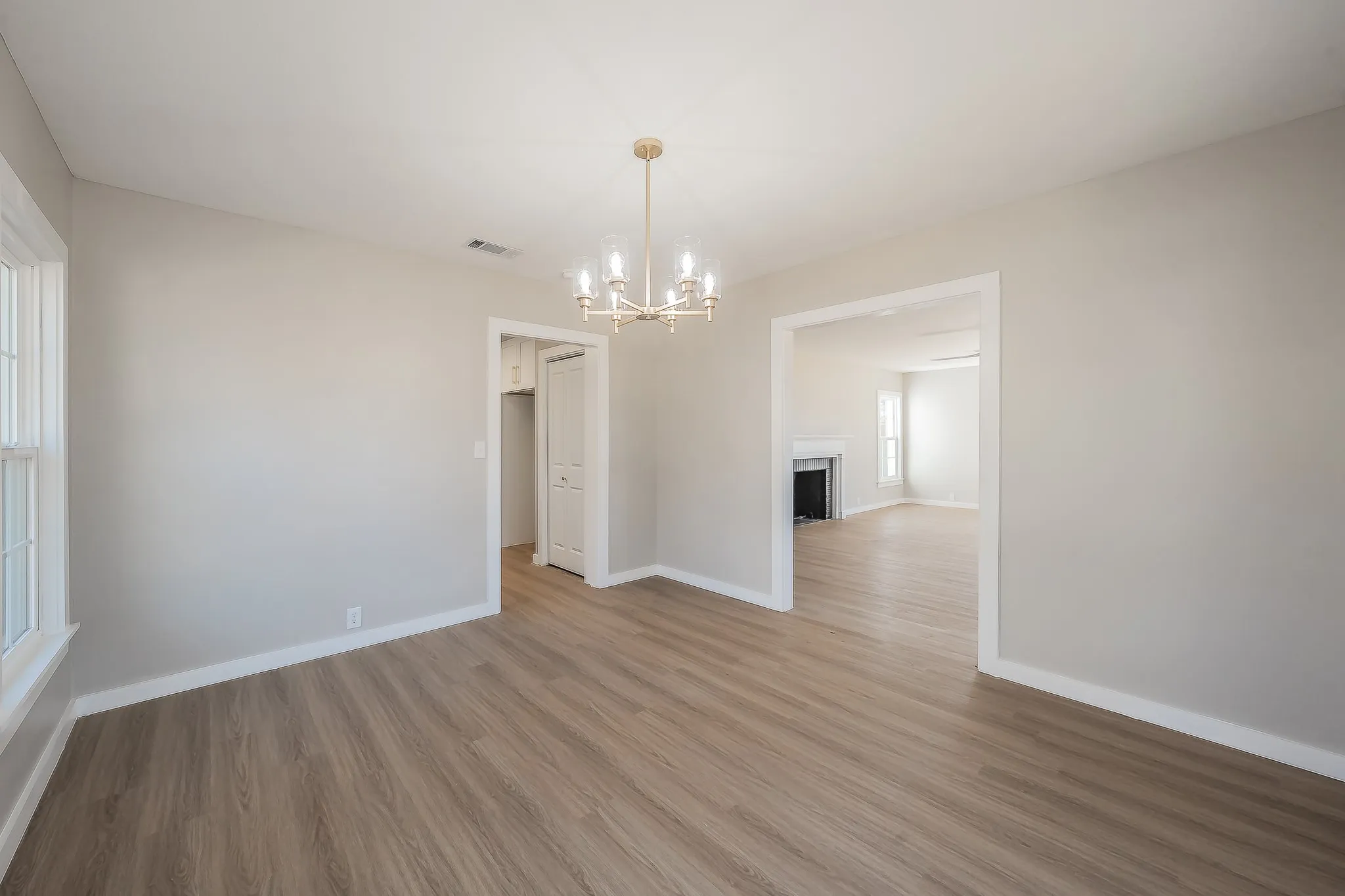 Single Family Residence For Sale in Tarrant County , 100 Crestwood Drive, Fort Worth, Texas 76107, 3 Bedroom, 2 Bathroom, 2 Garage spaces, 1,812 Sqft, built in 1942, mls#21179023, Real Estate Agent in Fort Worth, Homes For Sale in Tarrant county, Homes For Sale in Fort Worth, Realtor in Fort Worth Texas, Real Estate Brokerage Independent Realty Texas, Luminita Cordes Realtor