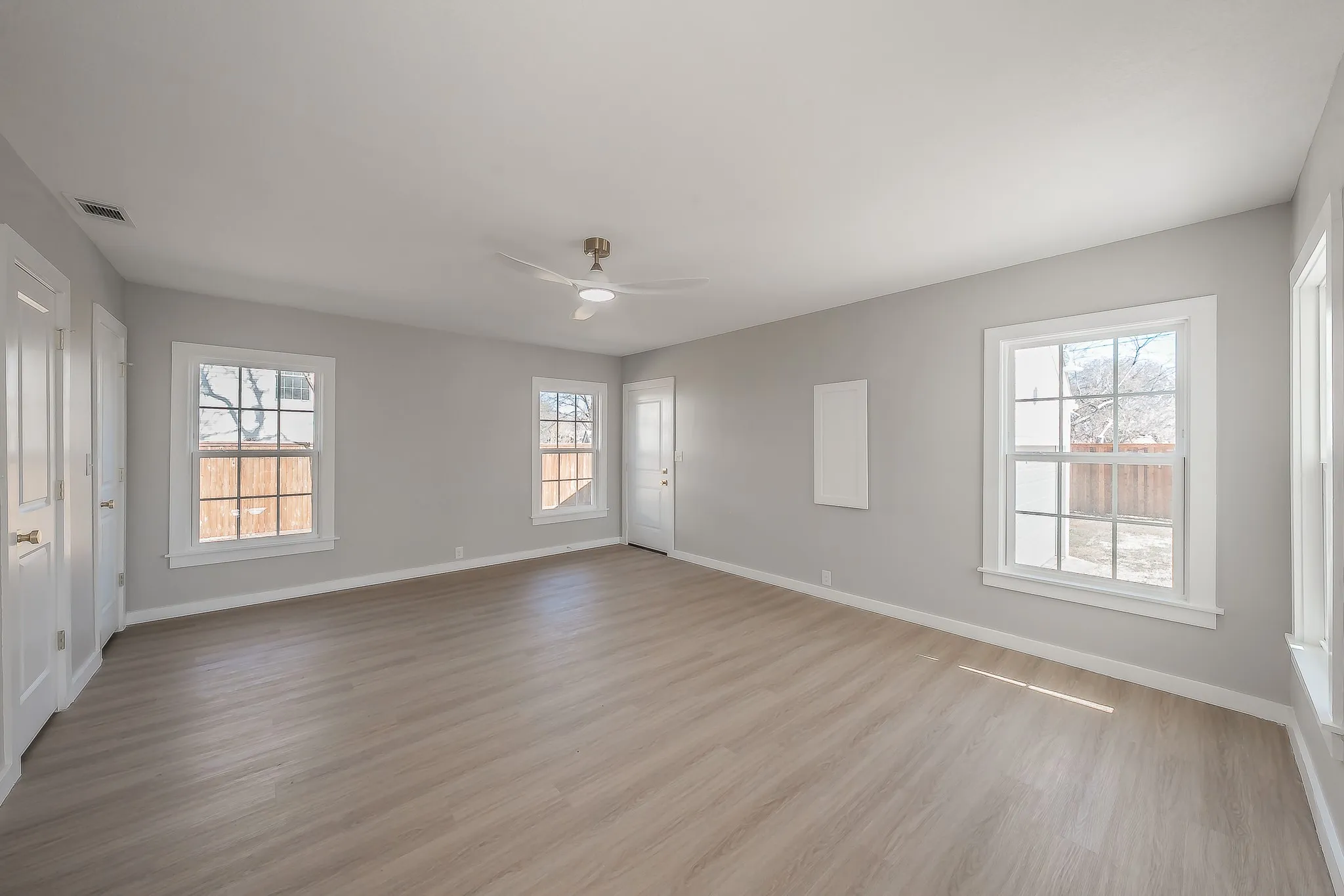 Single Family Residence For Sale in Tarrant County , 100 Crestwood Drive, Fort Worth, Texas 76107, 3 Bedroom, 2 Bathroom, 2 Garage spaces, 1,812 Sqft, built in 1942, mls#21179023, Real Estate Agent in Fort Worth, Homes For Sale in Tarrant county, Homes For Sale in Fort Worth, Realtor in Fort Worth Texas, Real Estate Brokerage Independent Realty Texas, Luminita Cordes Realtor