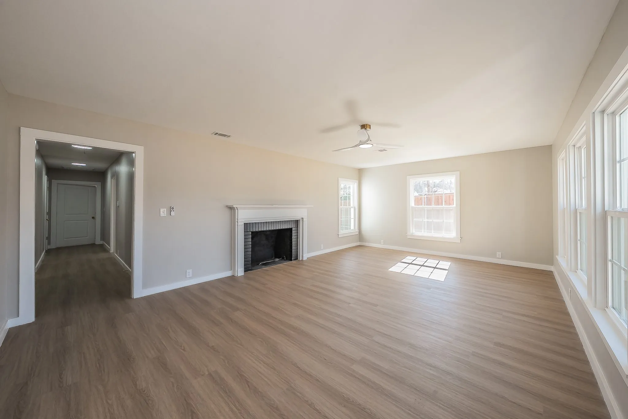 Single Family Residence For Sale in Tarrant County , 100 Crestwood Drive, Fort Worth, Texas 76107, 3 Bedroom, 2 Bathroom, 2 Garage spaces, 1,812 Sqft, built in 1942, mls#21179023, Real Estate Agent in Fort Worth, Homes For Sale in Tarrant county, Homes For Sale in Fort Worth, Realtor in Fort Worth Texas, Real Estate Brokerage Independent Realty Texas, Luminita Cordes Realtor