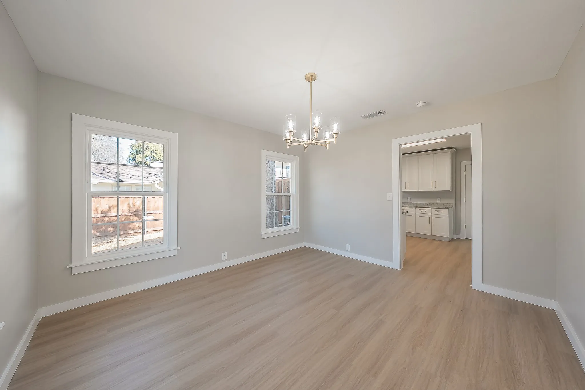 Single Family Residence For Sale in Tarrant County , 100 Crestwood Drive, Fort Worth, Texas 76107, 3 Bedroom, 2 Bathroom, 2 Garage spaces, 1,812 Sqft, built in 1942, mls#21179023, Real Estate Agent in Fort Worth, Homes For Sale in Tarrant county, Homes For Sale in Fort Worth, Realtor in Fort Worth Texas, Real Estate Brokerage Independent Realty Texas, Luminita Cordes Realtor