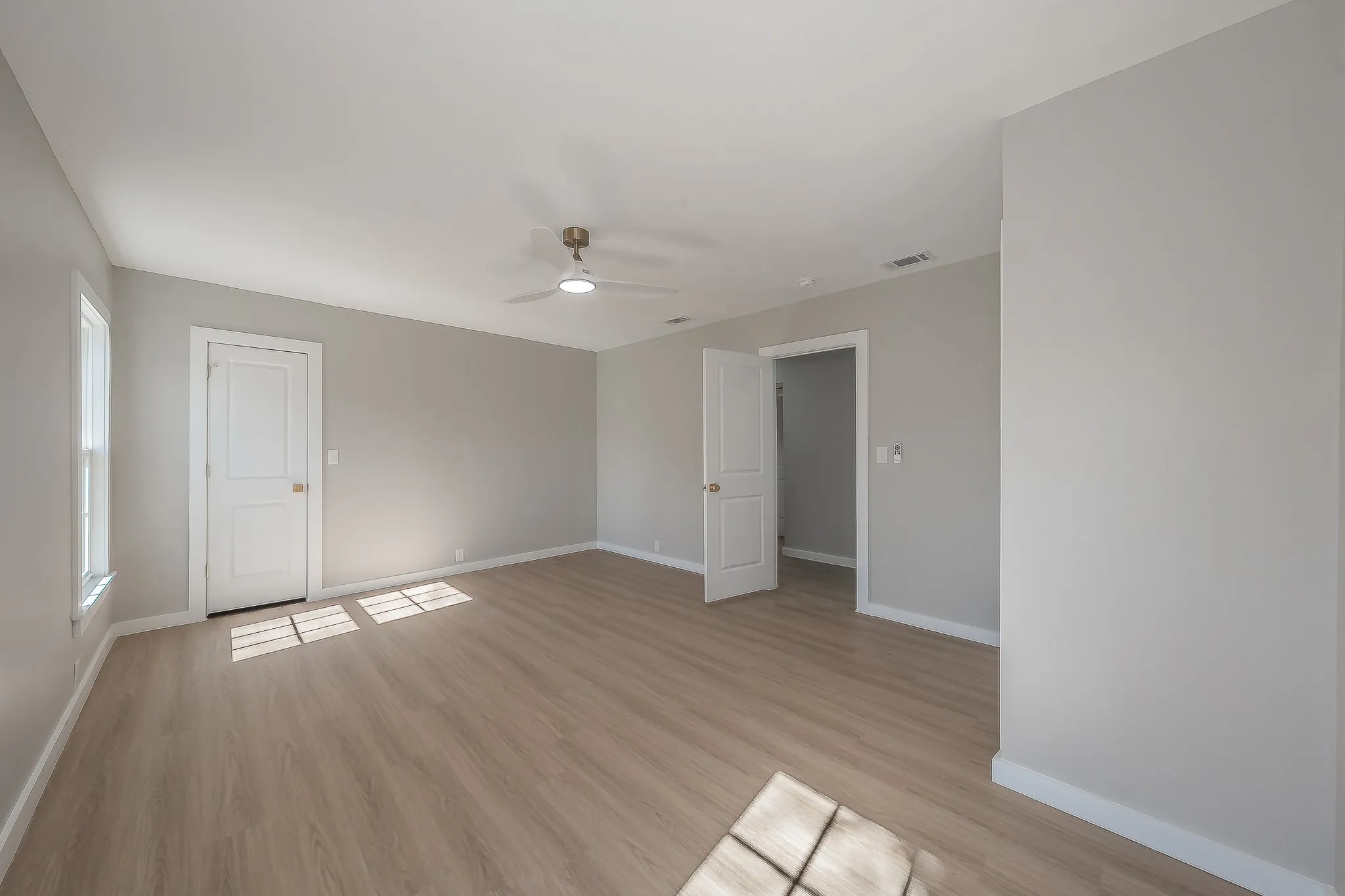 Single Family Residence For Sale in Tarrant County , 100 Crestwood Drive, Fort Worth, Texas 76107, 3 Bedroom, 2 Bathroom, 2 Garage spaces, 1,812 Sqft, built in 1942, mls#21179023, Real Estate Agent in Fort Worth, Homes For Sale in Tarrant county, Homes For Sale in Fort Worth, Realtor in Fort Worth Texas, Real Estate Brokerage Independent Realty Texas, Luminita Cordes Realtor