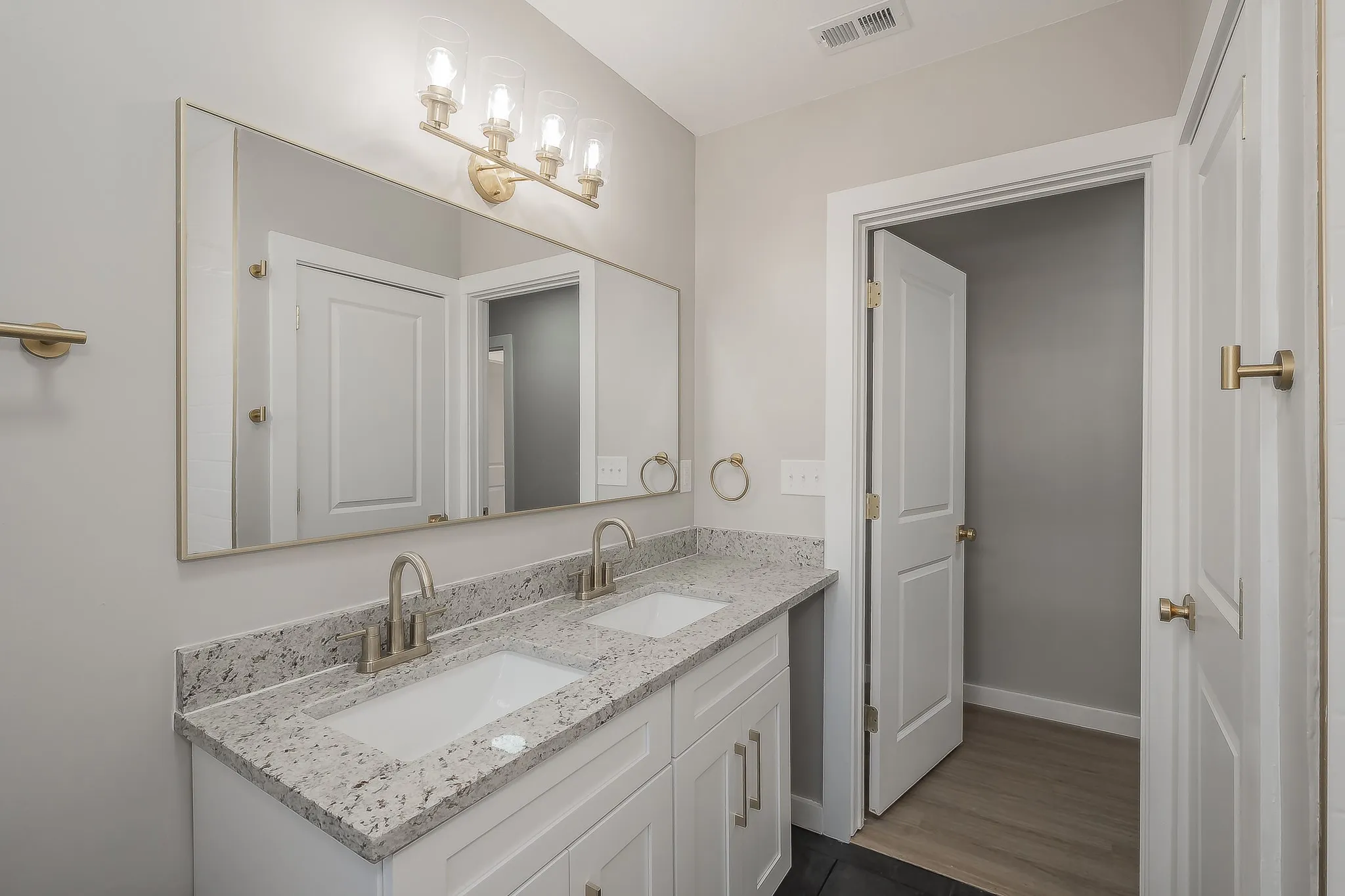 Single Family Residence For Sale in Tarrant County , 100 Crestwood Drive, Fort Worth, Texas 76107, 3 Bedroom, 2 Bathroom, 2 Garage spaces, 1,812 Sqft, built in 1942, mls#21179023, Real Estate Agent in Fort Worth, Homes For Sale in Tarrant county, Homes For Sale in Fort Worth, Realtor in Fort Worth Texas, Real Estate Brokerage Independent Realty Texas, Luminita Cordes Realtor