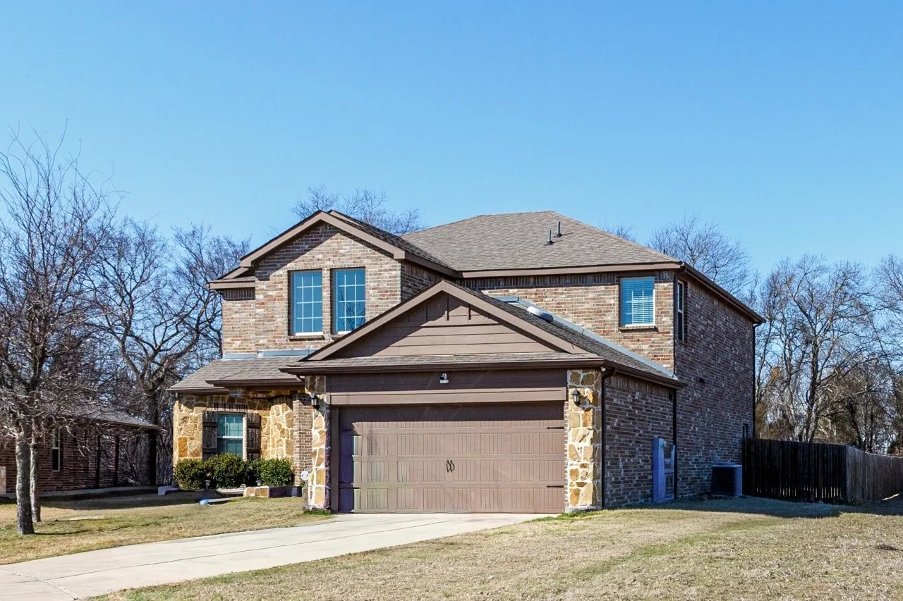 Single Family Residence For Sale in Collin County , 2353 Stefani Street, Anna, Texas 75409, 5 Bedrooms, 3 Bathrooms, 2 Garage spaces, 2,599 Sqft, built in 2019, Preowned, Price $379,999, mls#21179107, Real Estate Agent in Anna, Homes For Sale in Collin county, Homes For Sale in Anna, Realtor in Anna Texas, Real Estate Brokerage Independent Realty Texas, Luminita Cordes Realtor