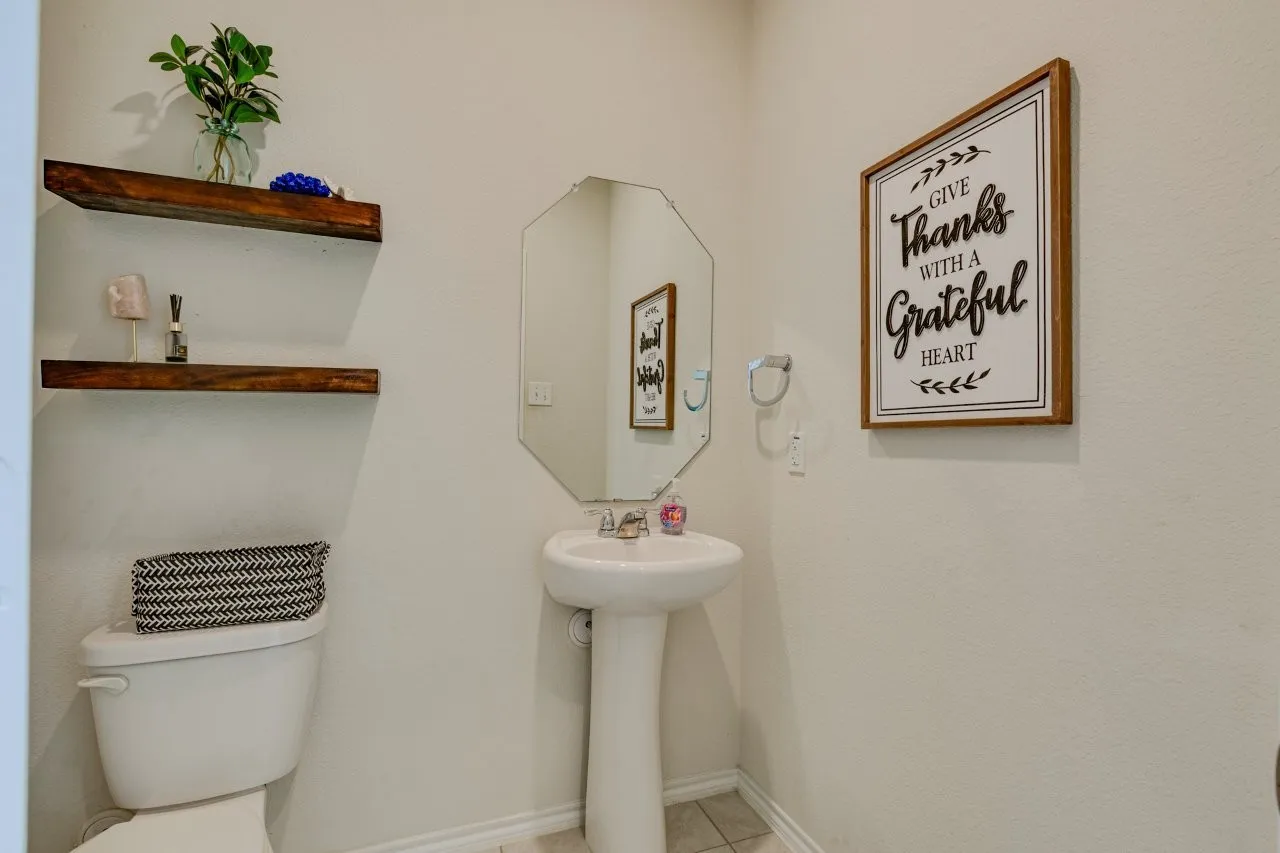 Single Family Residence For Sale in Collin County , 2353 Stefani Street, Anna, Texas 75409, 5 Bedrooms, 3 Bathrooms, 2 Garage spaces, 2,599 Sqft, built in 2019, Preowned, Price $379,999, mls#21179107, Real Estate Agent in Anna, Homes For Sale in Collin county, Homes For Sale in Anna, Realtor in Anna Texas, Real Estate Brokerage Independent Realty Texas, Luminita Cordes Realtor