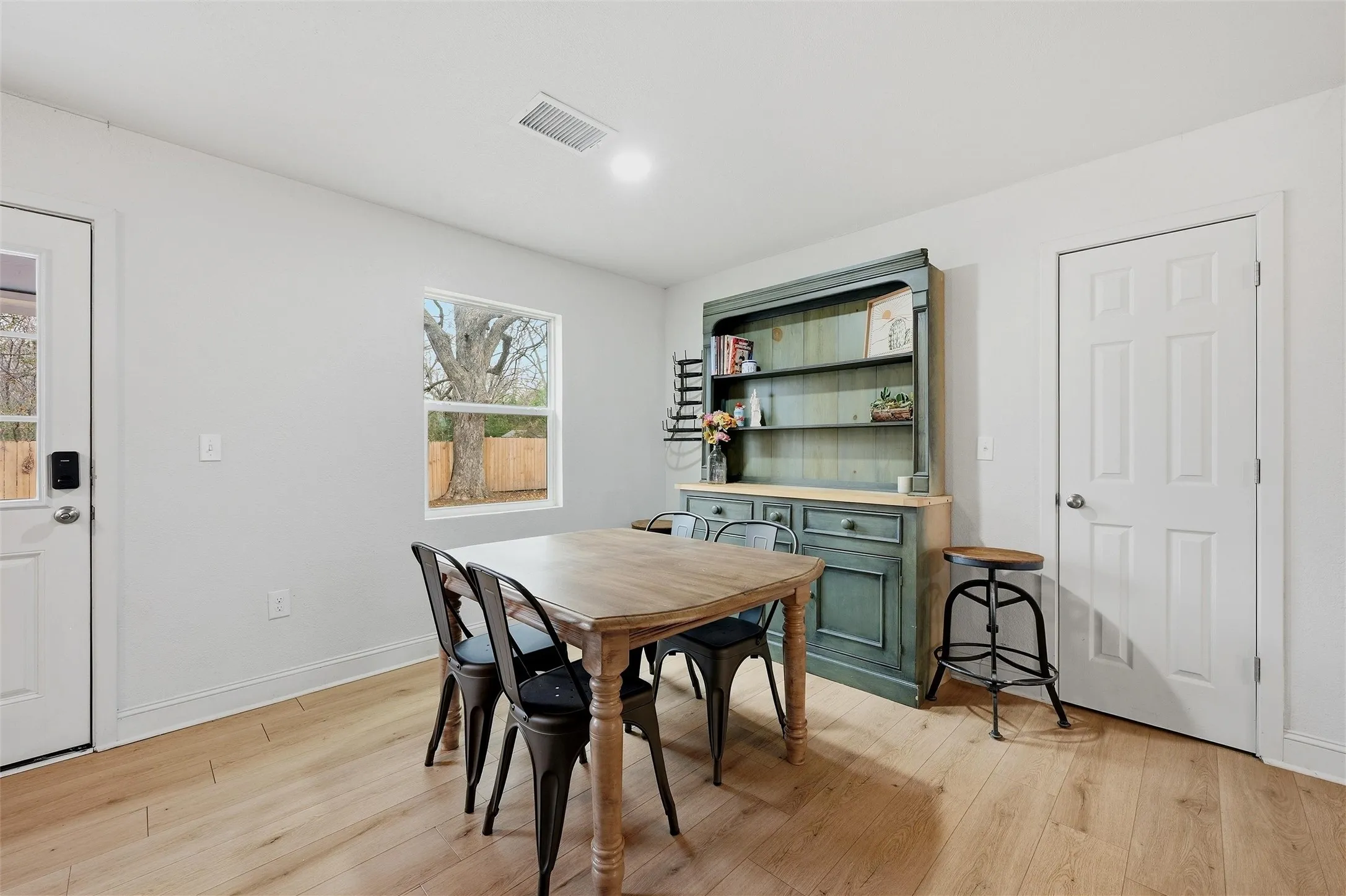 Single Family Residence For Sale in Grayson County , 918 N Ricketts Street, Sherman, Texas 75092, 3 Bedroom, 2 Bathroom, Garage spaces, 1,105 Sqft, built in 1950, Preowned, mls#21178577, Real Estate Agent in Sherman, Homes For Sale in Grayson county, Homes For Sale in Sherman, Realtor in Sherman Texas, Real Estate Brokerage Independent Realty Texas, Luminita Cordes Realtor