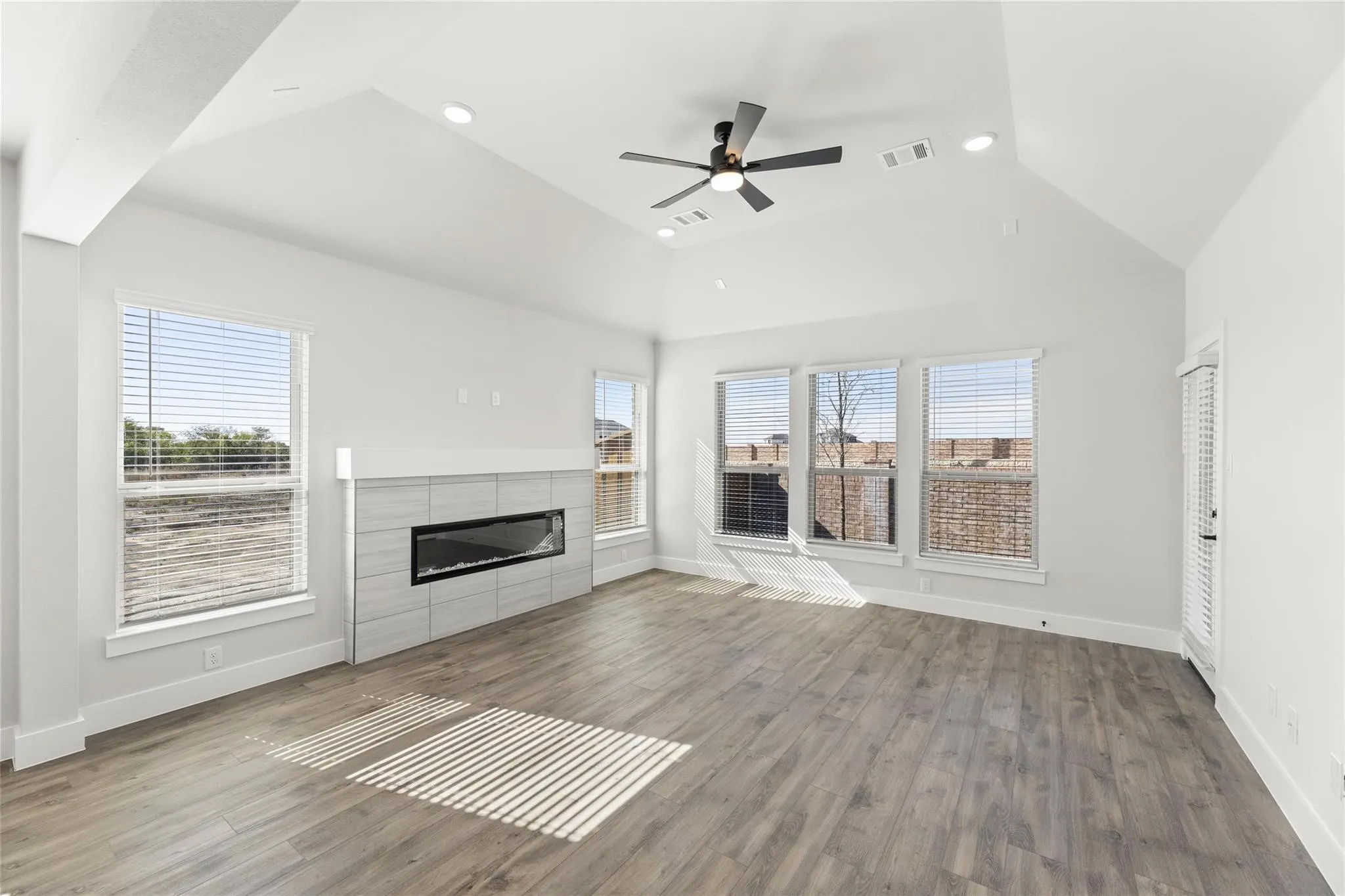 Single Family Residence For Rent in Collin County , 809 Meadow Spring Lane, Anna, Texas 75409, 5 Bedrooms, 4 Bathrooms, 2 Garage spaces, 2,828 Sqft, built in 2023, Price $2,950, mls#21179120, Real Estate Agent in Anna, Homes For Rent in Collin county, Homes For Rent in Anna, Realtor in Anna Texas, Real Estate Brokerage Independent Realty Texas, Luminita Cordes Realtor