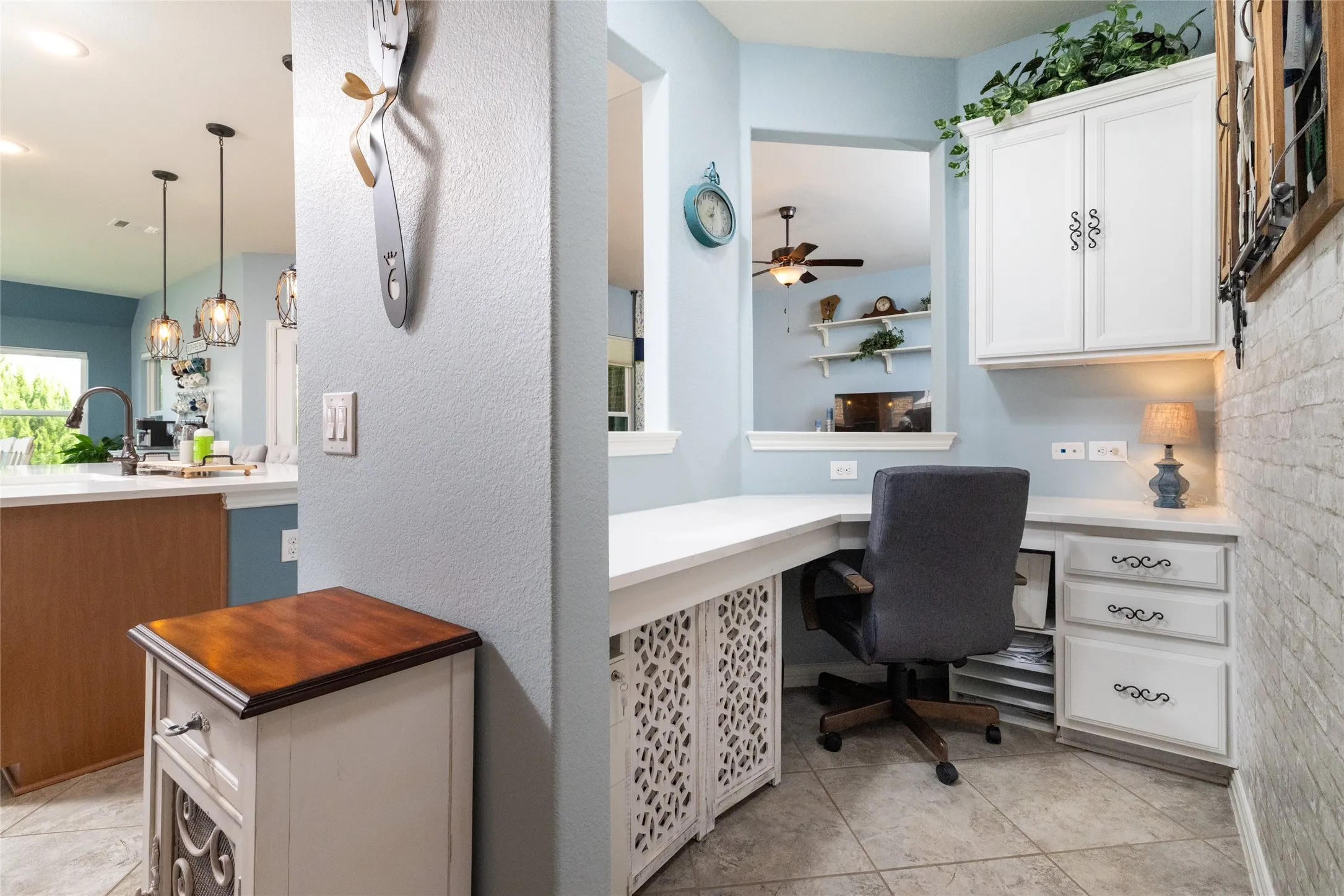 Convenient Nook-Office w Built-in Workstation...