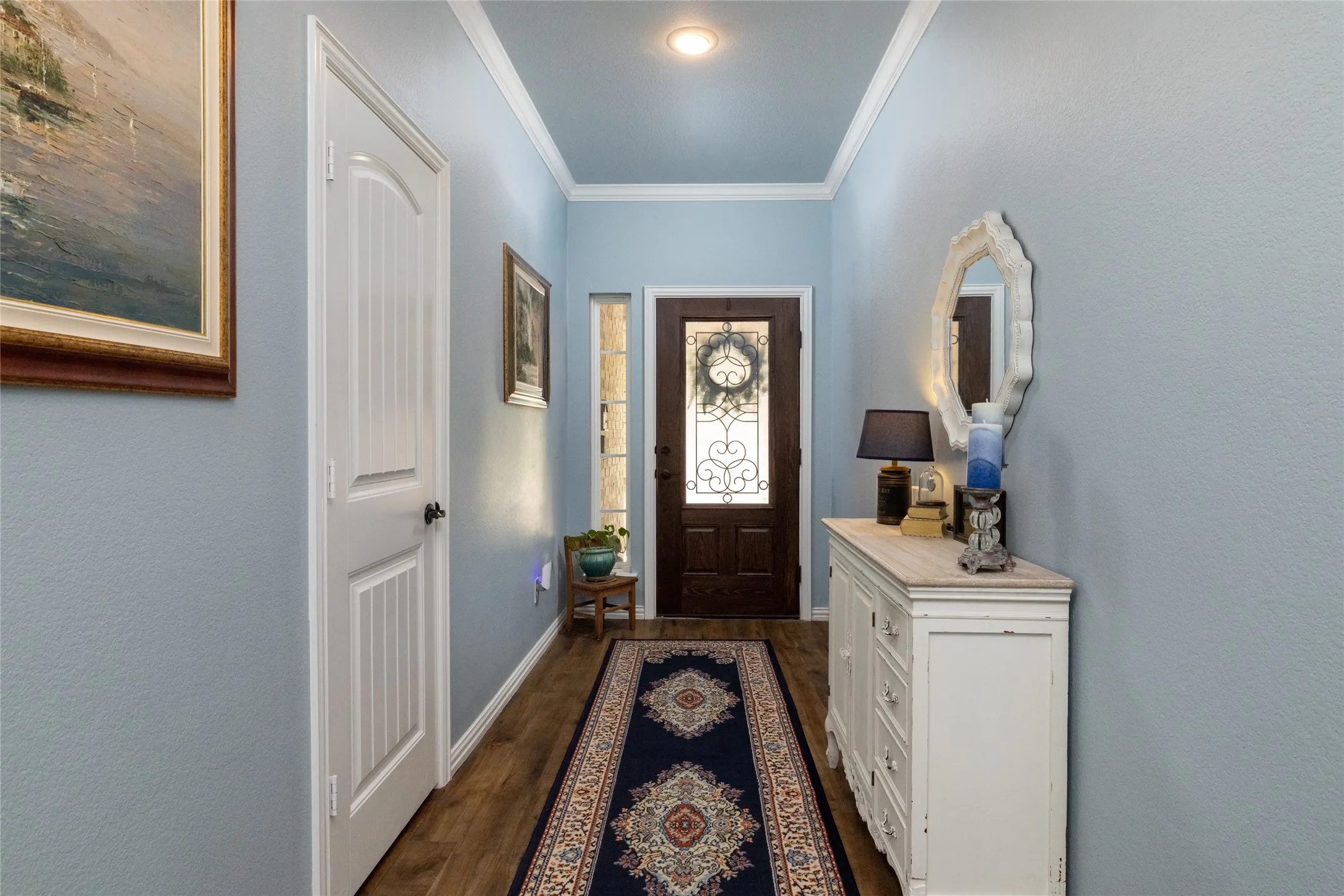 Charming Entry w Beautiful Hardwood Flooring...