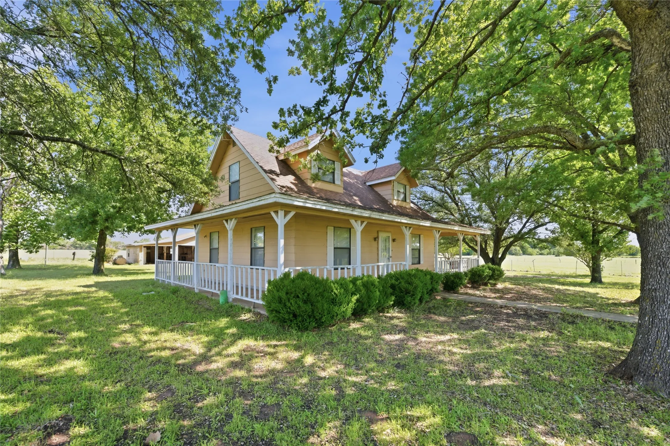 Single Family Residence For Sale in Bosque County , 368 County Road 3625, Clifton, Texas 76634, 3 Bedroom, 2 Bathroom, 3 Garage spaces, 2,240 Sqft, built in 1985, mls#21179192, Real Estate Agent in Clifton, Homes For Sale in Bosque county, Homes For Sale in Clifton, Realtor in Clifton Texas, Real Estate Brokerage Independent Realty Texas, Luminita Cordes Realtor