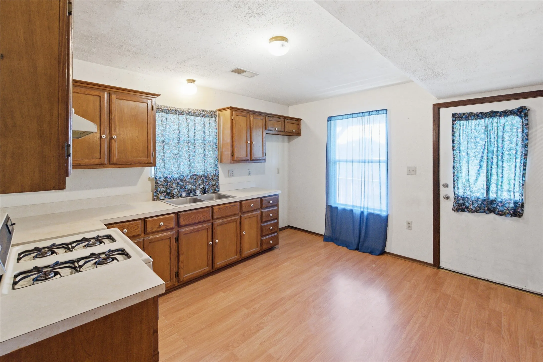 Single Family Residence For Sale in Bosque County , 368 County Road 3625, Clifton, Texas 76634, 3 Bedroom, 2 Bathroom, 3 Garage spaces, 2,240 Sqft, built in 1985, mls#21179192, Real Estate Agent in Clifton, Homes For Sale in Bosque county, Homes For Sale in Clifton, Realtor in Clifton Texas, Real Estate Brokerage Independent Realty Texas, Luminita Cordes Realtor