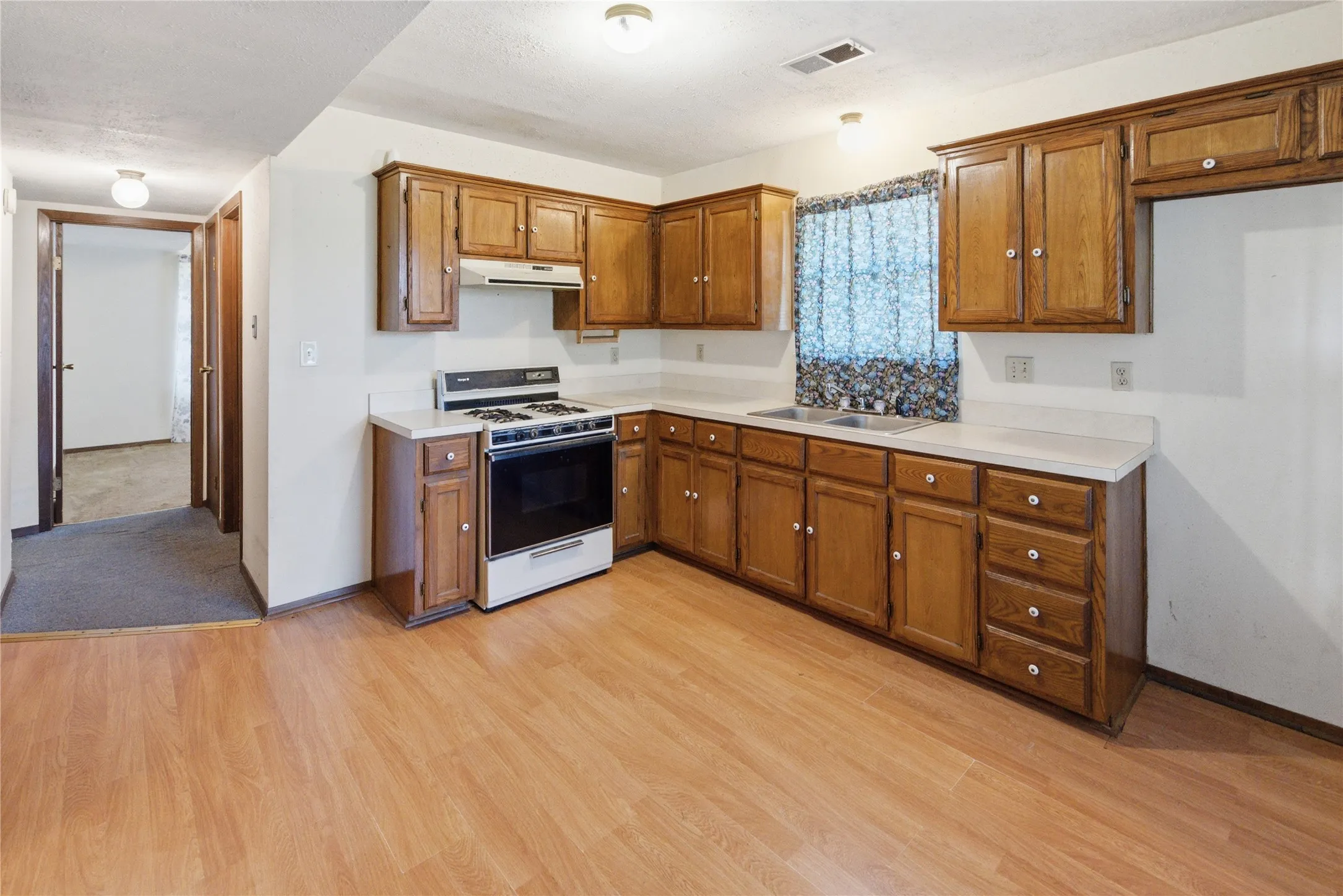 Single Family Residence For Sale in Bosque County , 368 County Road 3625, Clifton, Texas 76634, 3 Bedroom, 2 Bathroom, 3 Garage spaces, 2,240 Sqft, built in 1985, mls#21179192, Real Estate Agent in Clifton, Homes For Sale in Bosque county, Homes For Sale in Clifton, Realtor in Clifton Texas, Real Estate Brokerage Independent Realty Texas, Luminita Cordes Realtor