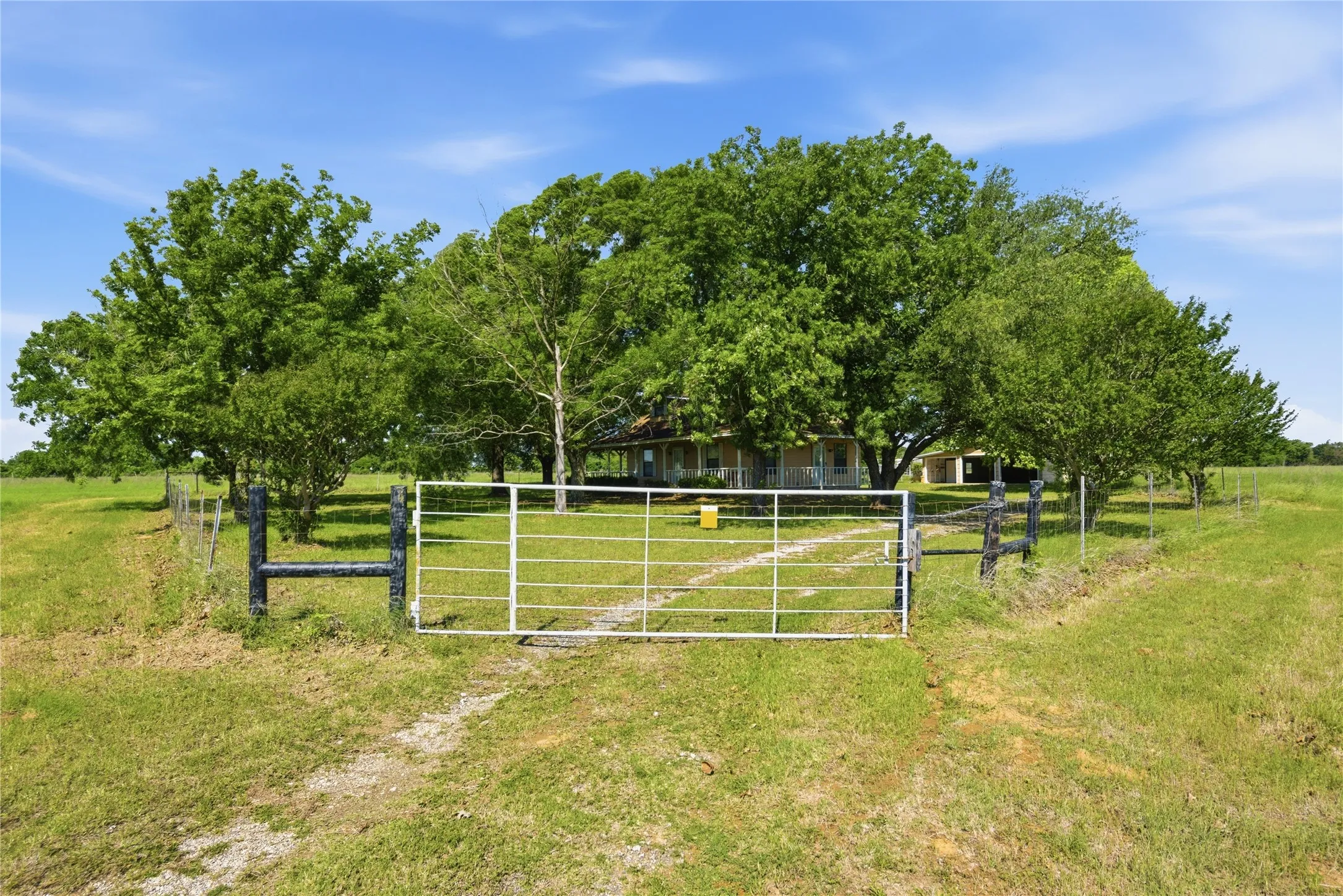 Single Family Residence For Sale in Bosque County , 368 County Road 3625, Clifton, Texas 76634, 3 Bedroom, 2 Bathroom, 3 Garage spaces, 2,240 Sqft, built in 1985, mls#21179192, Real Estate Agent in Clifton, Homes For Sale in Bosque county, Homes For Sale in Clifton, Realtor in Clifton Texas, Real Estate Brokerage Independent Realty Texas, Luminita Cordes Realtor