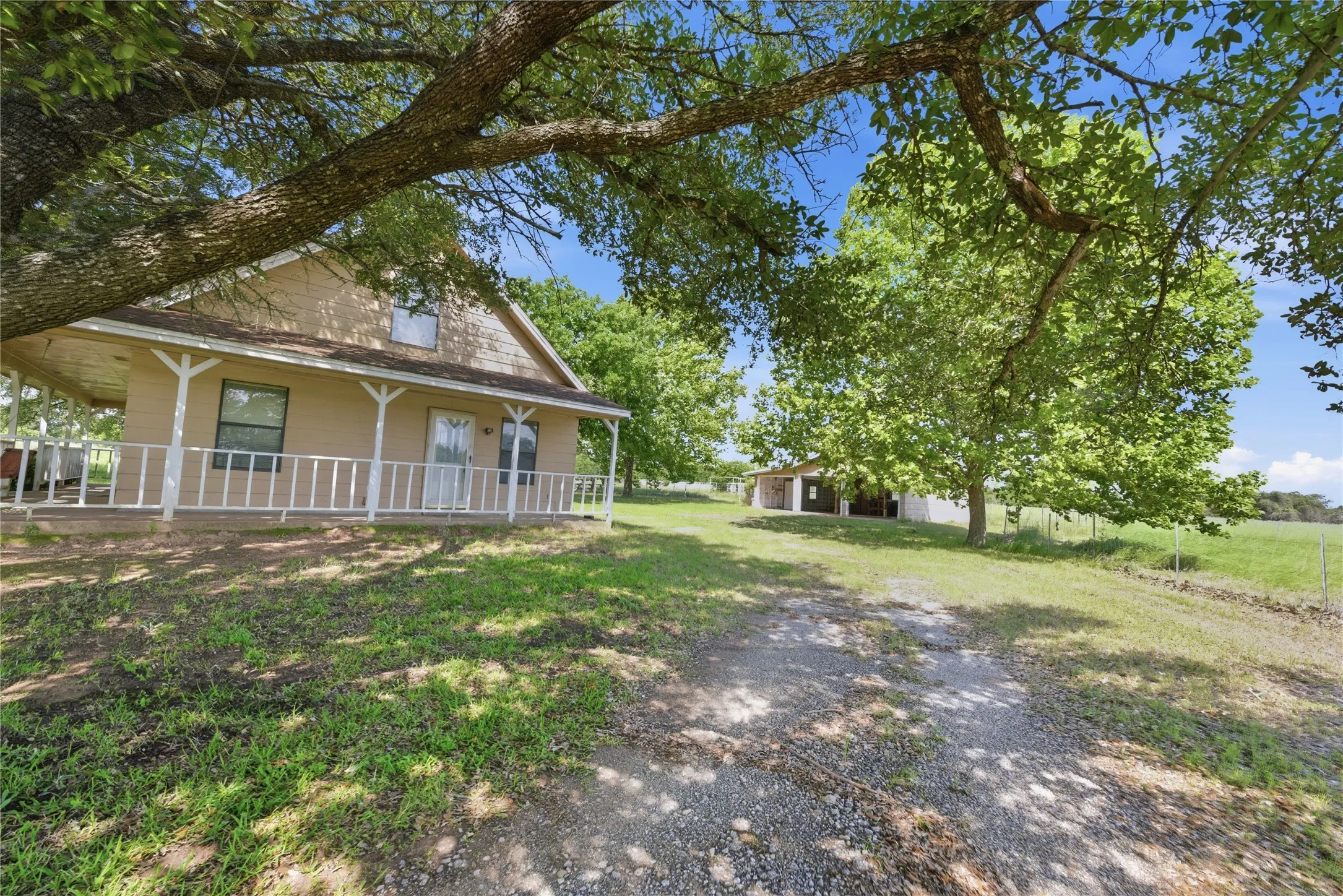 Single Family Residence For Sale in Bosque County , 368 County Road 3625, Clifton, Texas 76634, 3 Bedroom, 2 Bathroom, 3 Garage spaces, 2,240 Sqft, built in 1985, mls#21179192, Real Estate Agent in Clifton, Homes For Sale in Bosque county, Homes For Sale in Clifton, Realtor in Clifton Texas, Real Estate Brokerage Independent Realty Texas, Luminita Cordes Realtor