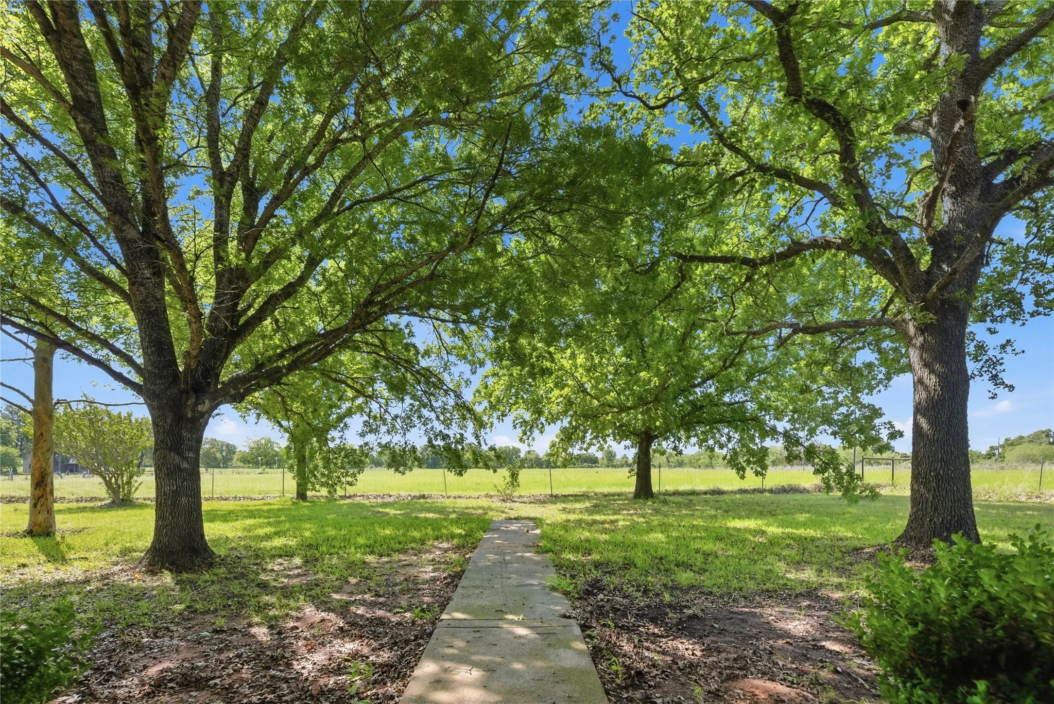 Single Family Residence For Sale in Bosque County , 368 County Road 3625, Clifton, Texas 76634, 3 Bedroom, 2 Bathroom, 3 Garage spaces, 2,240 Sqft, built in 1985, mls#21179192, Real Estate Agent in Clifton, Homes For Sale in Bosque county, Homes For Sale in Clifton, Realtor in Clifton Texas, Real Estate Brokerage Independent Realty Texas, Luminita Cordes Realtor
