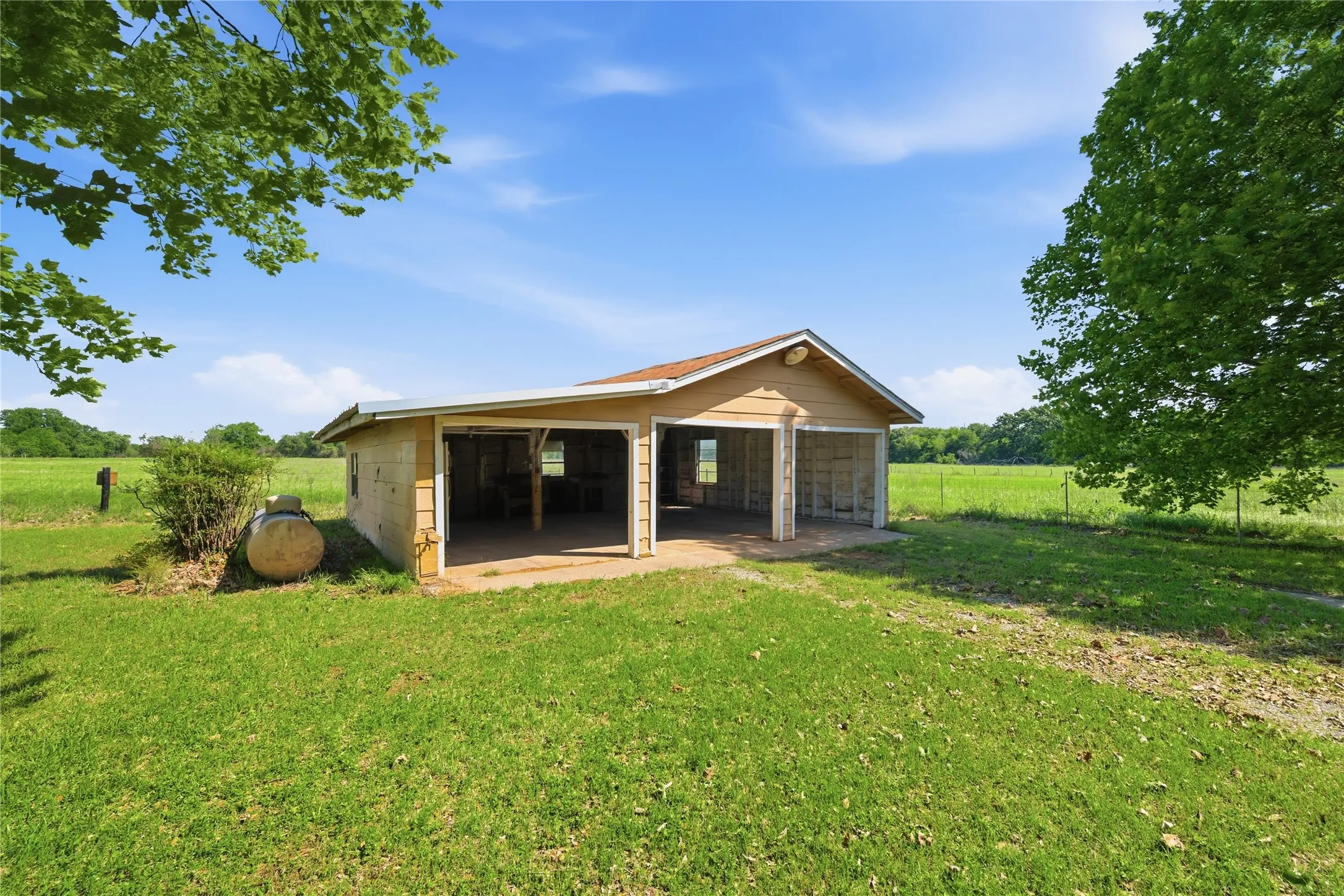 Single Family Residence For Sale in Bosque County , 368 County Road 3625, Clifton, Texas 76634, 3 Bedroom, 2 Bathroom, 3 Garage spaces, 2,240 Sqft, built in 1985, mls#21179192, Real Estate Agent in Clifton, Homes For Sale in Bosque county, Homes For Sale in Clifton, Realtor in Clifton Texas, Real Estate Brokerage Independent Realty Texas, Luminita Cordes Realtor