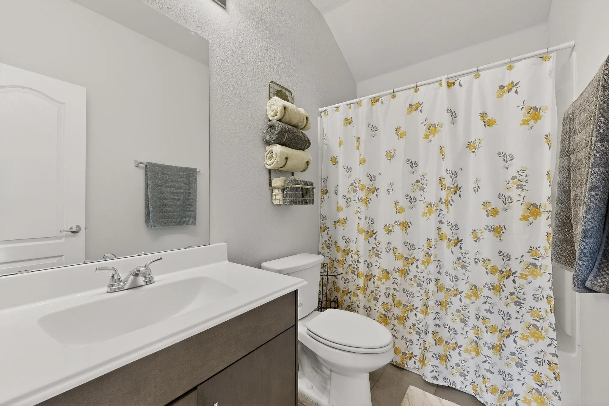 Single Family Residence For Sale in Denton County , 1261 Pleasant Knoll Trail, Aubrey, Texas 76227, 5 Bedroom, 4 Bathroom, 2 Garage spaces, 3,056 Sqft, built in 2021, Preowned, mls#21178255, Real Estate Agent in Aubrey, Homes For Sale in Denton county, Homes For Sale in Aubrey, Realtor in Aubrey Texas, Real Estate Brokerage Independent Realty Texas, Luminita Cordes Realtor