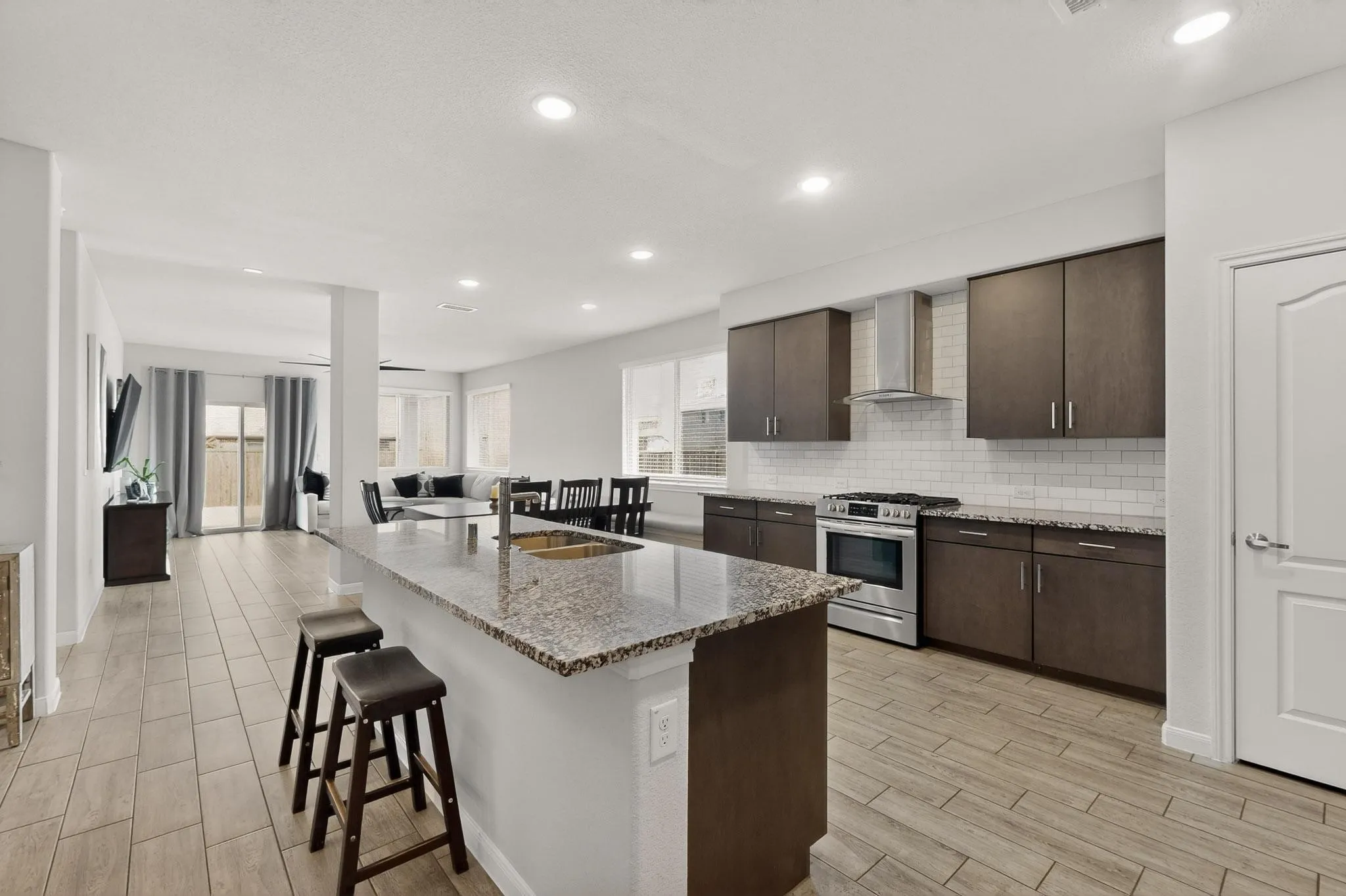 Single Family Residence For Sale in Denton County , 1261 Pleasant Knoll Trail, Aubrey, Texas 76227, 5 Bedroom, 4 Bathroom, 2 Garage spaces, 3,056 Sqft, built in 2021, Preowned, mls#21178255, Real Estate Agent in Aubrey, Homes For Sale in Denton county, Homes For Sale in Aubrey, Realtor in Aubrey Texas, Real Estate Brokerage Independent Realty Texas, Luminita Cordes Realtor