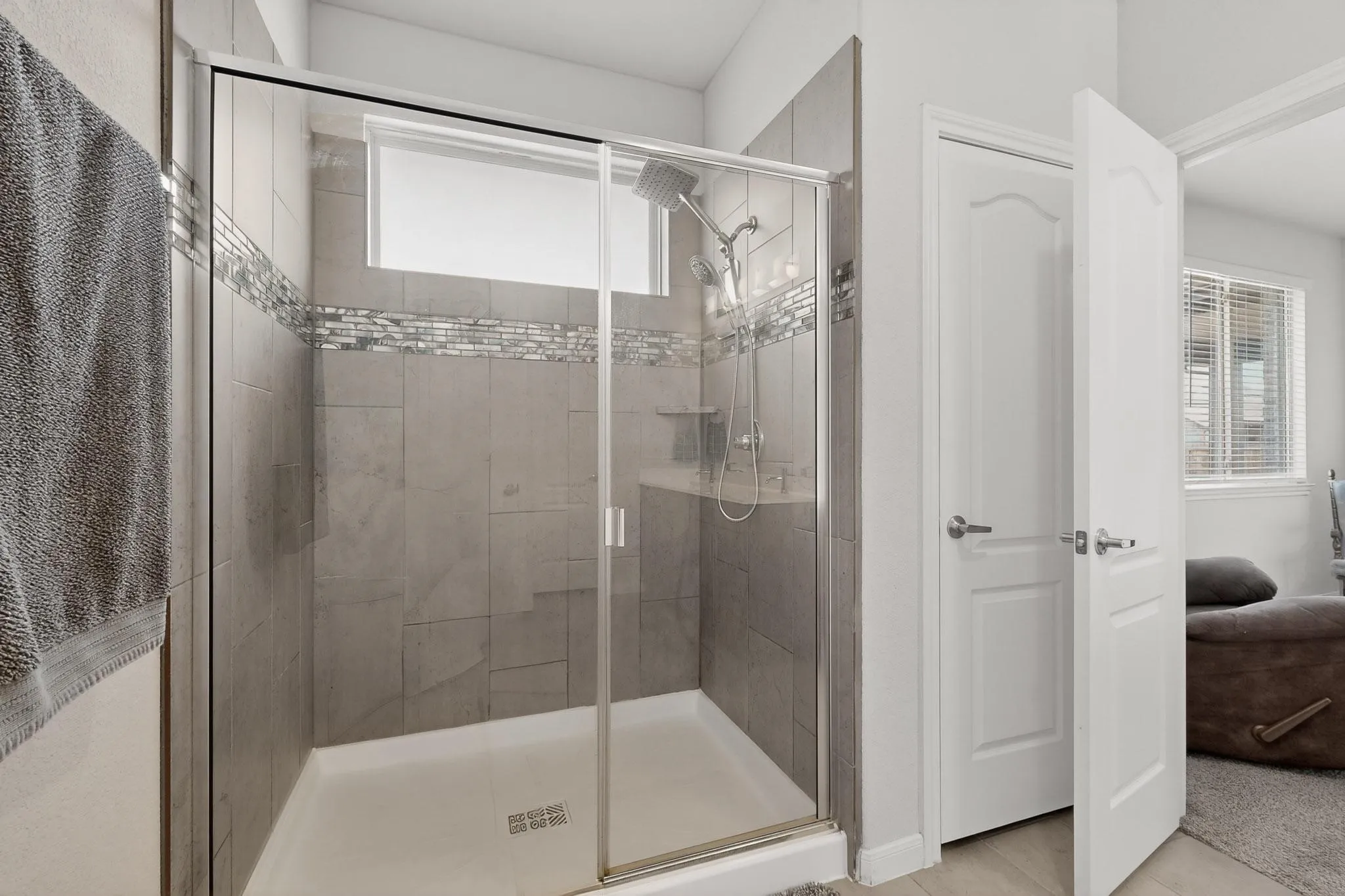 Single Family Residence For Sale in Denton County , 1261 Pleasant Knoll Trail, Aubrey, Texas 76227, 5 Bedroom, 4 Bathroom, 2 Garage spaces, 3,056 Sqft, built in 2021, Preowned, mls#21178255, Real Estate Agent in Aubrey, Homes For Sale in Denton county, Homes For Sale in Aubrey, Realtor in Aubrey Texas, Real Estate Brokerage Independent Realty Texas, Luminita Cordes Realtor