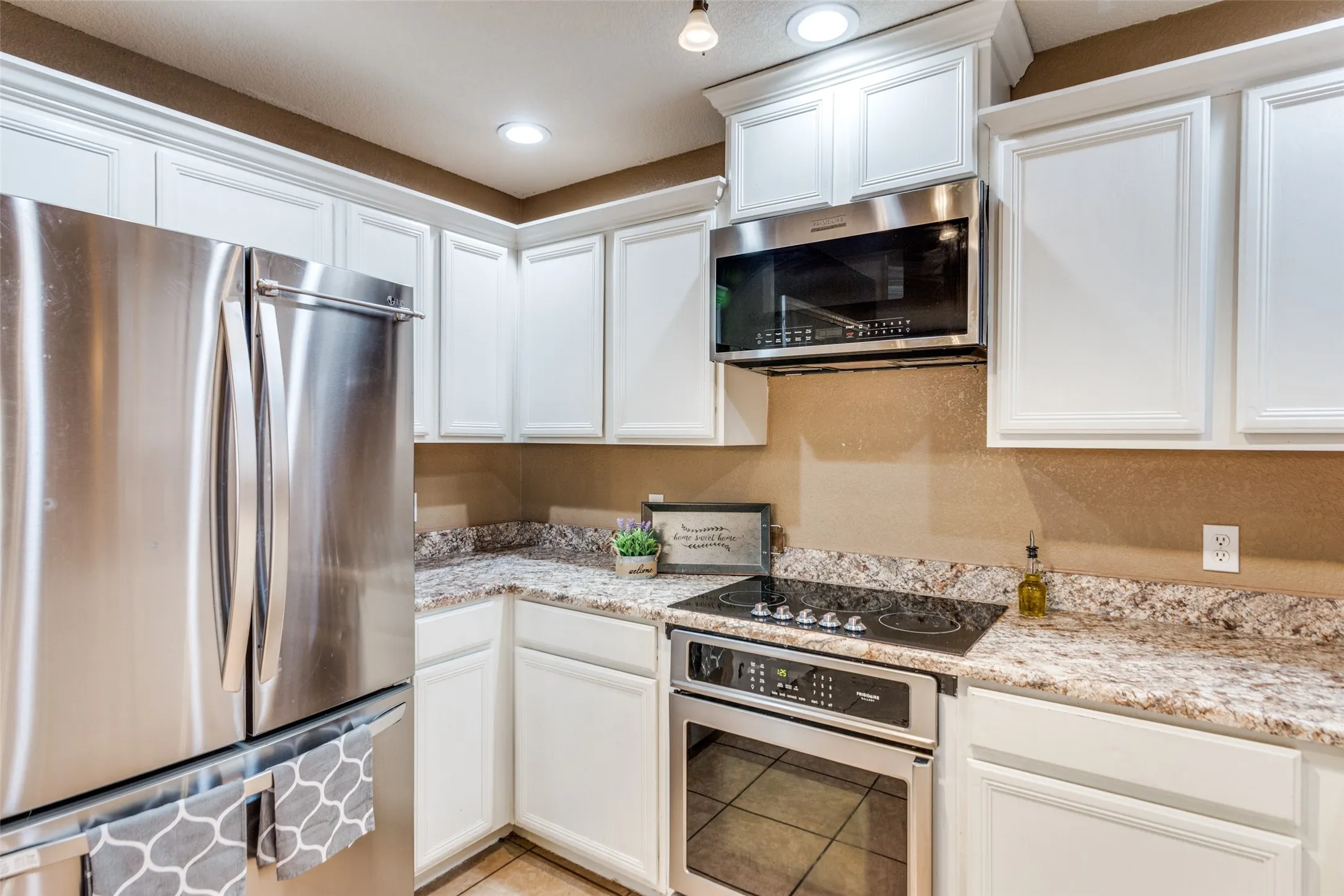 Single Family Residence For Sale in Johnson County , 221 Rose Avenue, Cleburne, Texas 76033, 3 Bedroom, 2 Bathroom, 2 Garage spaces, 1,859 Sqft, built in 2006, Preowned, mls#21176531, Real Estate Agent in Cleburne, Homes For Sale in Johnson county, Homes For Sale in Cleburne, Realtor in Cleburne Texas, Real Estate Brokerage Independent Realty Texas, Luminita Cordes Realtor
