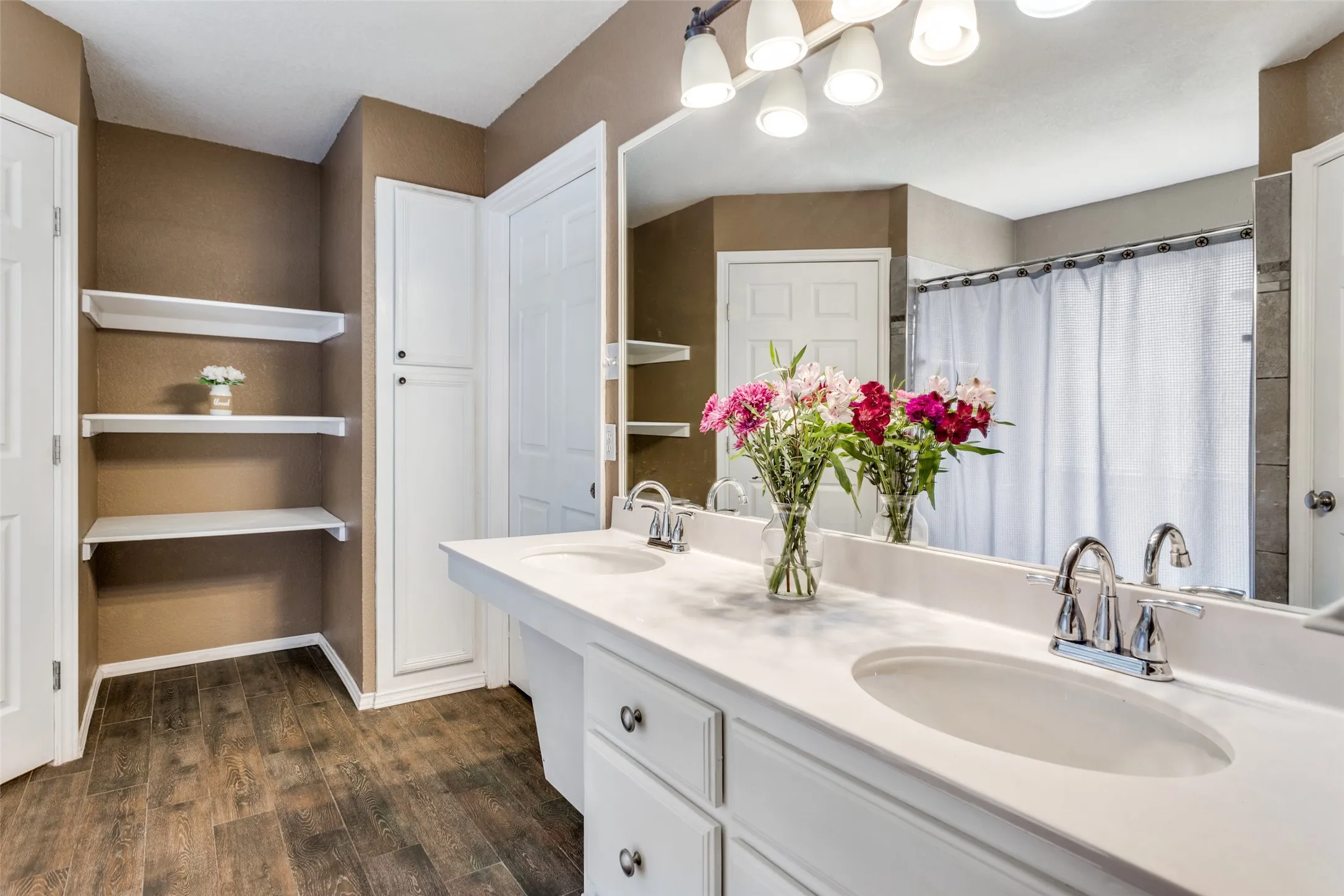 Single Family Residence For Sale in Johnson County , 221 Rose Avenue, Cleburne, Texas 76033, 3 Bedroom, 2 Bathroom, 2 Garage spaces, 1,859 Sqft, built in 2006, Preowned, mls#21176531, Real Estate Agent in Cleburne, Homes For Sale in Johnson county, Homes For Sale in Cleburne, Realtor in Cleburne Texas, Real Estate Brokerage Independent Realty Texas, Luminita Cordes Realtor