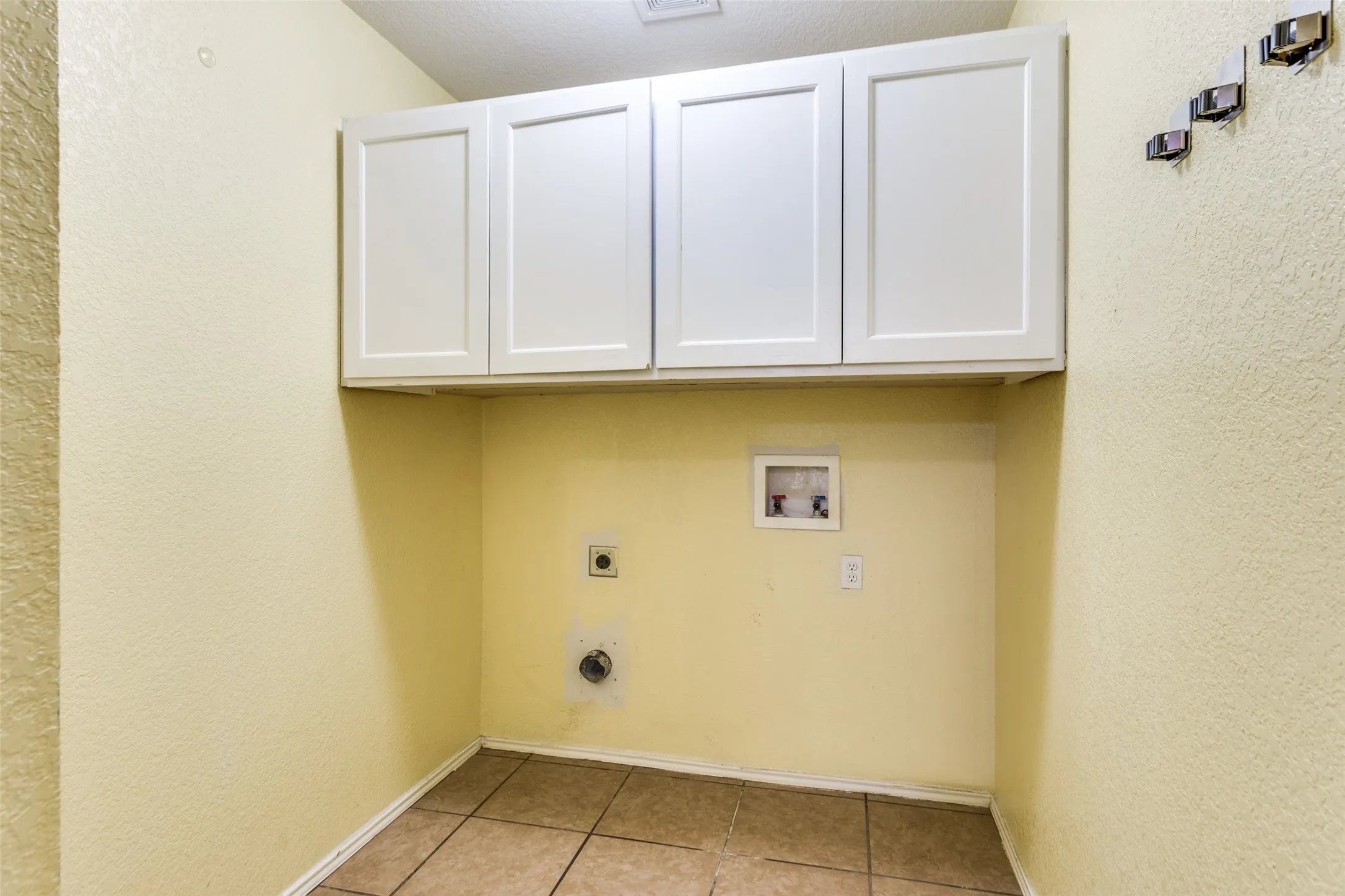 Single Family Residence For Sale in Johnson County , 221 Rose Avenue, Cleburne, Texas 76033, 3 Bedroom, 2 Bathroom, 2 Garage spaces, 1,859 Sqft, built in 2006, Preowned, mls#21176531, Real Estate Agent in Cleburne, Homes For Sale in Johnson county, Homes For Sale in Cleburne, Realtor in Cleburne Texas, Real Estate Brokerage Independent Realty Texas, Luminita Cordes Realtor