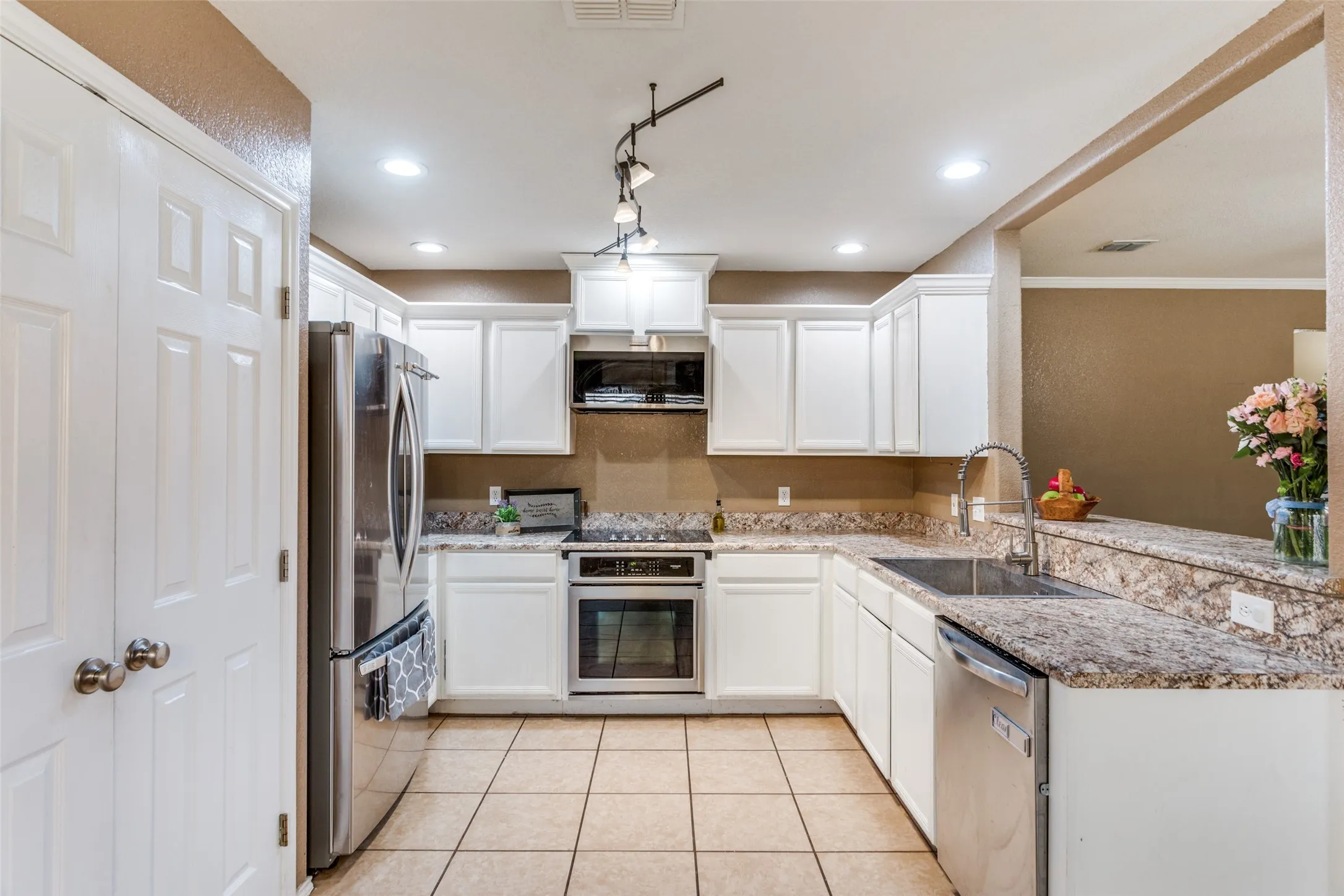 Single Family Residence For Sale in Johnson County , 221 Rose Avenue, Cleburne, Texas 76033, 3 Bedroom, 2 Bathroom, 2 Garage spaces, 1,859 Sqft, built in 2006, Preowned, mls#21176531, Real Estate Agent in Cleburne, Homes For Sale in Johnson county, Homes For Sale in Cleburne, Realtor in Cleburne Texas, Real Estate Brokerage Independent Realty Texas, Luminita Cordes Realtor