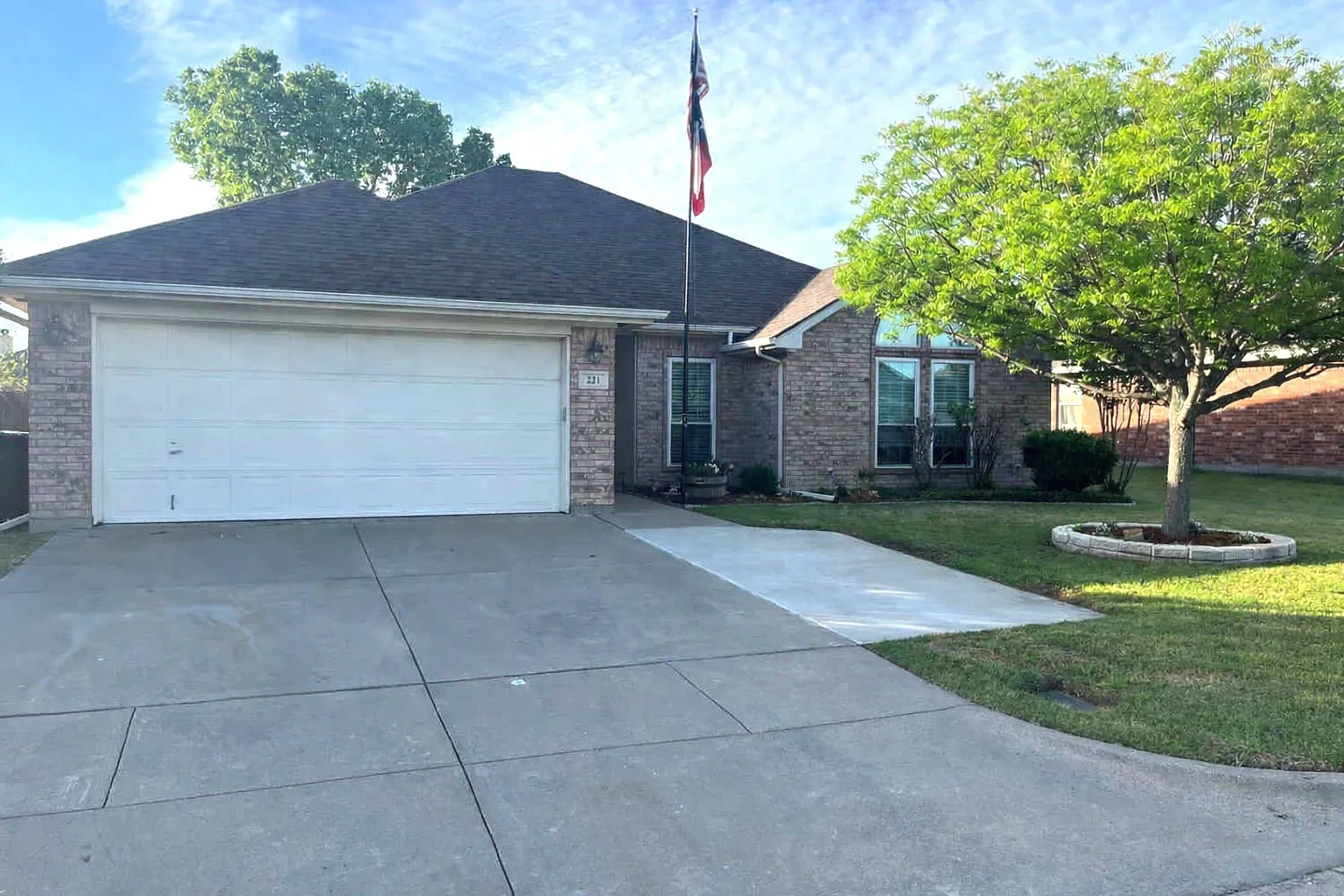 Single Family Residence For Sale in Johnson County , 221 Rose Avenue, Cleburne, Texas 76033, 3 Bedroom, 2 Bathroom, 2 Garage spaces, 1,859 Sqft, built in 2006, Preowned, mls#21176531, Real Estate Agent in Cleburne, Homes For Sale in Johnson county, Homes For Sale in Cleburne, Realtor in Cleburne Texas, Real Estate Brokerage Independent Realty Texas, Luminita Cordes Realtor