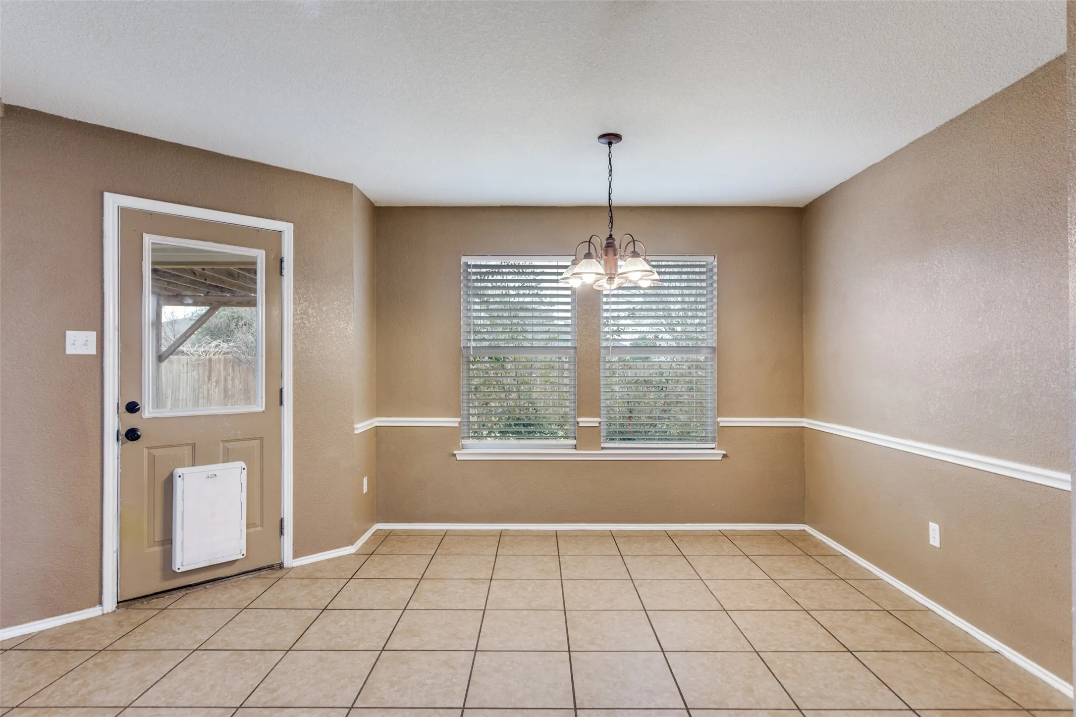 Single Family Residence For Sale in Johnson County , 221 Rose Avenue, Cleburne, Texas 76033, 3 Bedroom, 2 Bathroom, 2 Garage spaces, 1,859 Sqft, built in 2006, Preowned, mls#21176531, Real Estate Agent in Cleburne, Homes For Sale in Johnson county, Homes For Sale in Cleburne, Realtor in Cleburne Texas, Real Estate Brokerage Independent Realty Texas, Luminita Cordes Realtor
