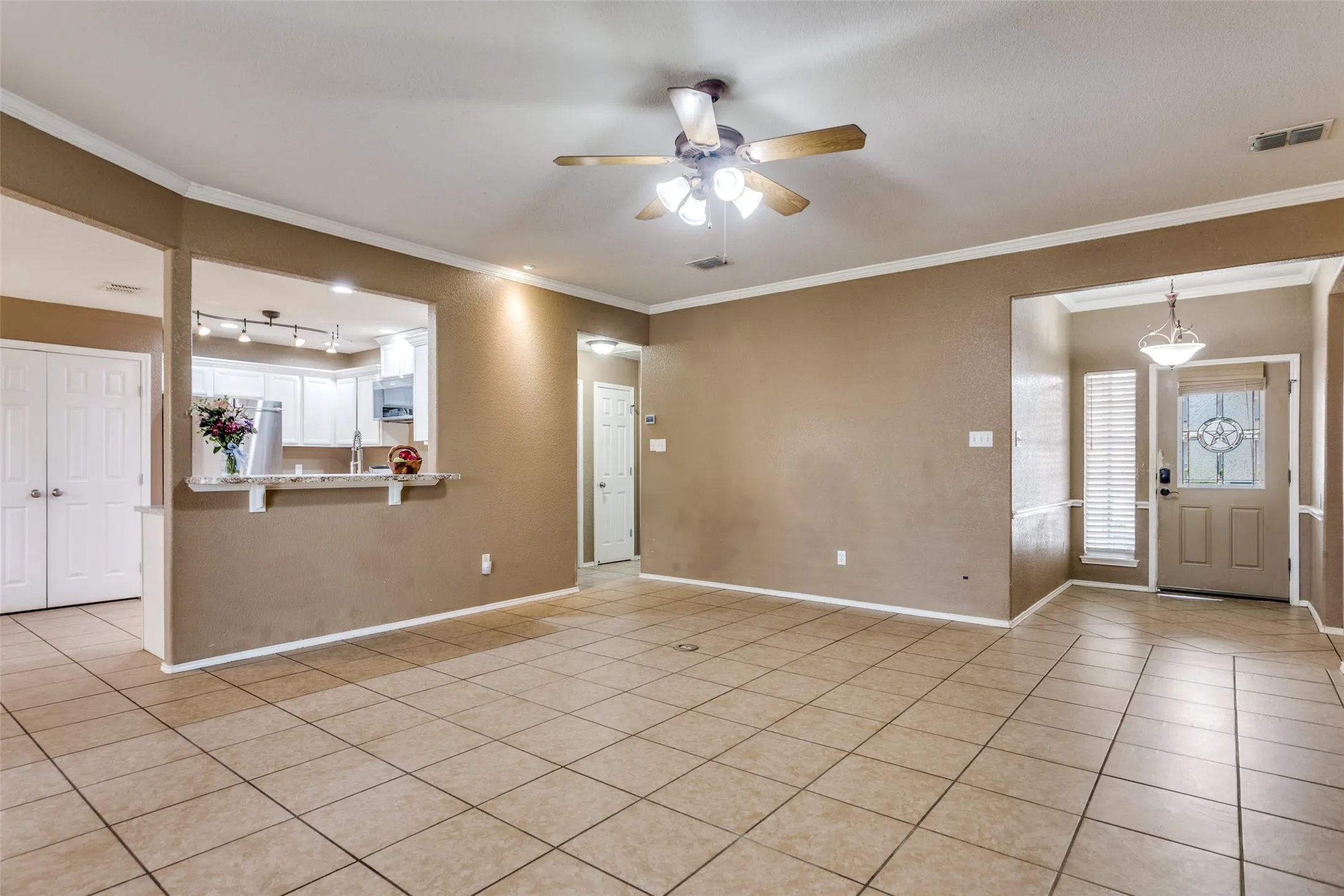 Single Family Residence For Sale in Johnson County , 221 Rose Avenue, Cleburne, Texas 76033, 3 Bedroom, 2 Bathroom, 2 Garage spaces, 1,859 Sqft, built in 2006, Preowned, mls#21176531, Real Estate Agent in Cleburne, Homes For Sale in Johnson county, Homes For Sale in Cleburne, Realtor in Cleburne Texas, Real Estate Brokerage Independent Realty Texas, Luminita Cordes Realtor