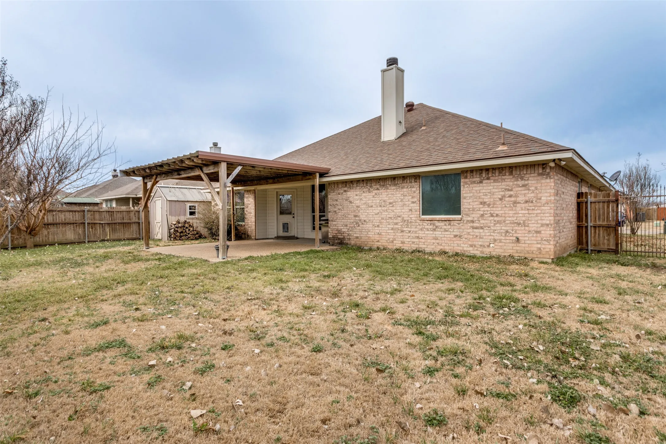 Single Family Residence For Sale in Johnson County , 221 Rose Avenue, Cleburne, Texas 76033, 3 Bedroom, 2 Bathroom, 2 Garage spaces, 1,859 Sqft, built in 2006, Preowned, mls#21176531, Real Estate Agent in Cleburne, Homes For Sale in Johnson county, Homes For Sale in Cleburne, Realtor in Cleburne Texas, Real Estate Brokerage Independent Realty Texas, Luminita Cordes Realtor