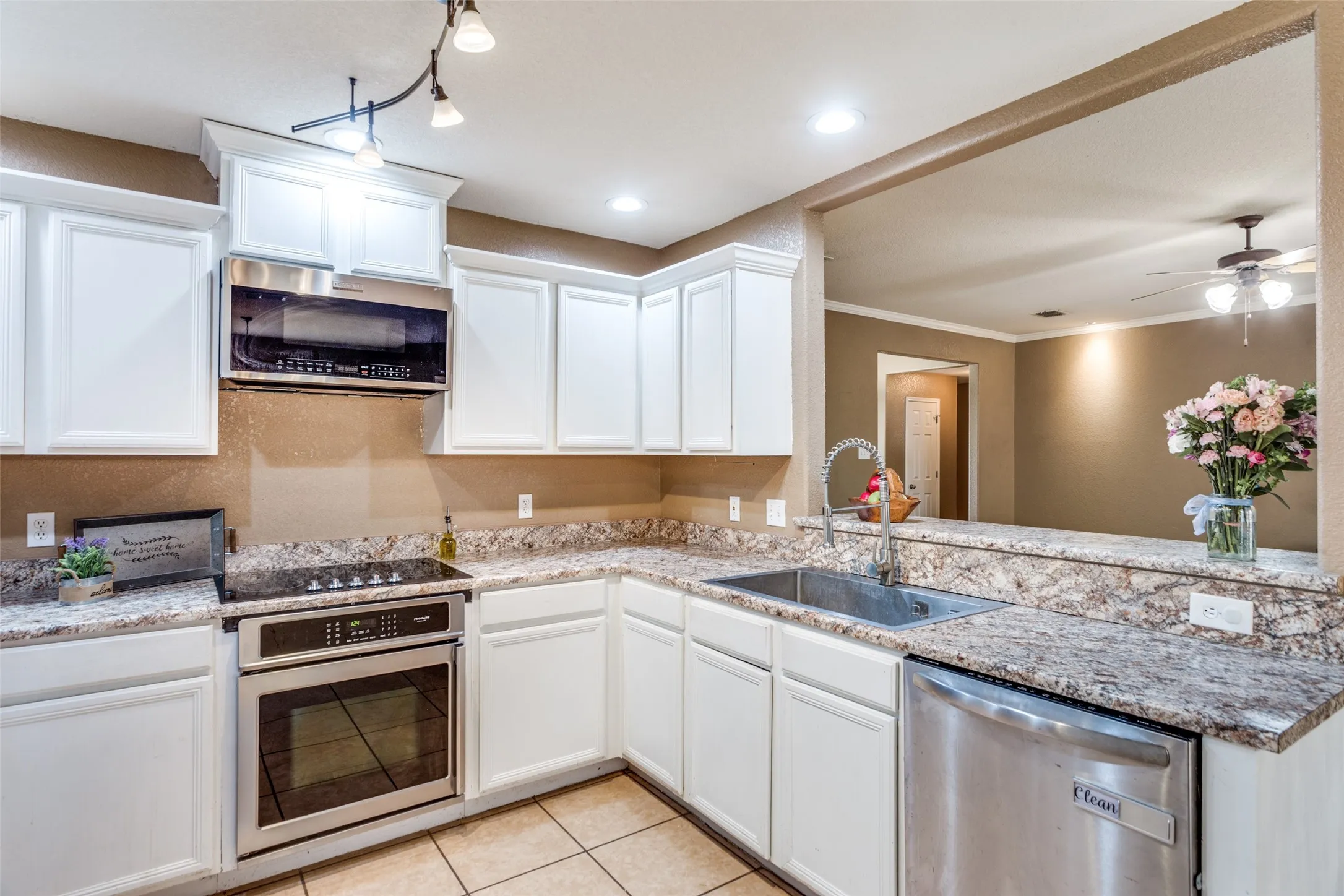 Single Family Residence For Sale in Johnson County , 221 Rose Avenue, Cleburne, Texas 76033, 3 Bedroom, 2 Bathroom, 2 Garage spaces, 1,859 Sqft, built in 2006, Preowned, mls#21176531, Real Estate Agent in Cleburne, Homes For Sale in Johnson county, Homes For Sale in Cleburne, Realtor in Cleburne Texas, Real Estate Brokerage Independent Realty Texas, Luminita Cordes Realtor