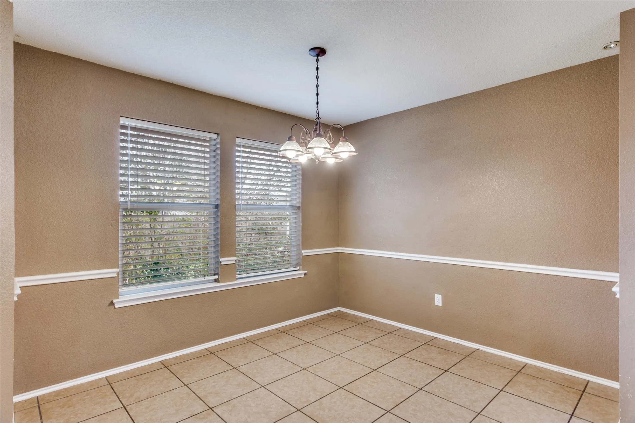 Single Family Residence For Sale in Johnson County , 221 Rose Avenue, Cleburne, Texas 76033, 3 Bedroom, 2 Bathroom, 2 Garage spaces, 1,859 Sqft, built in 2006, Preowned, mls#21176531, Real Estate Agent in Cleburne, Homes For Sale in Johnson county, Homes For Sale in Cleburne, Realtor in Cleburne Texas, Real Estate Brokerage Independent Realty Texas, Luminita Cordes Realtor
