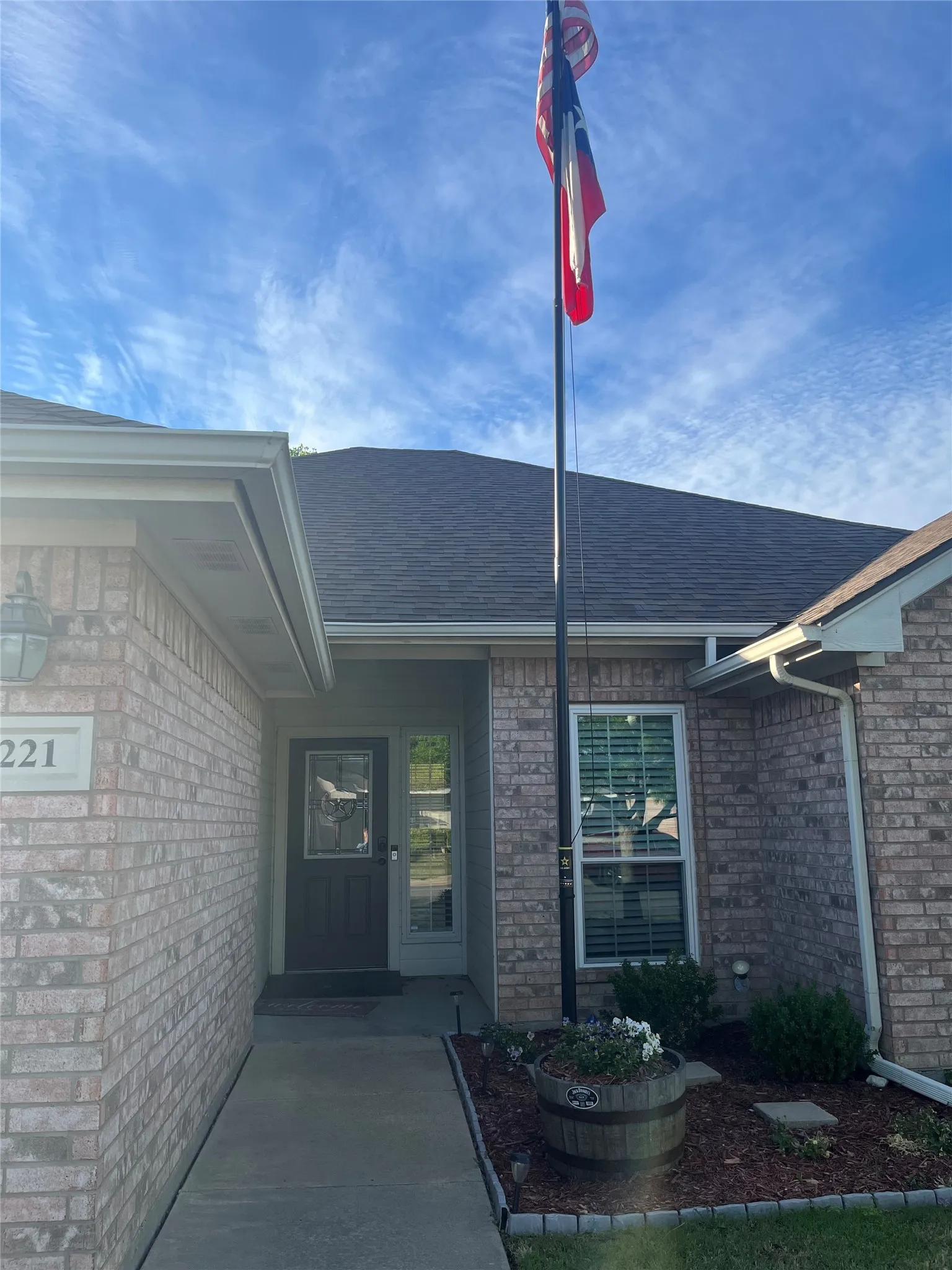 Single Family Residence For Sale in Johnson County , 221 Rose Avenue, Cleburne, Texas 76033, 3 Bedroom, 2 Bathroom, 2 Garage spaces, 1,859 Sqft, built in 2006, Preowned, mls#21176531, Real Estate Agent in Cleburne, Homes For Sale in Johnson county, Homes For Sale in Cleburne, Realtor in Cleburne Texas, Real Estate Brokerage Independent Realty Texas, Luminita Cordes Realtor