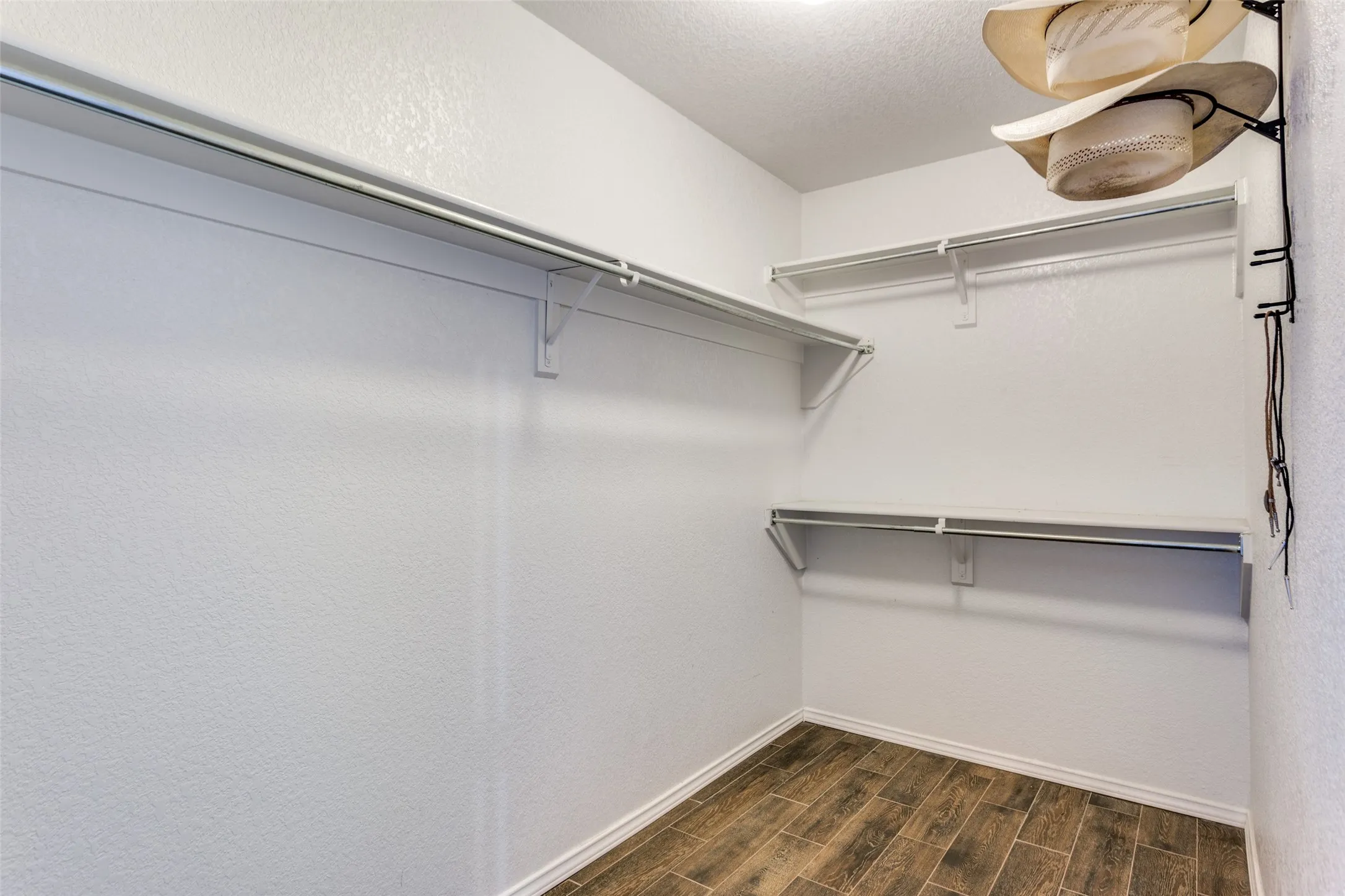 Single Family Residence For Sale in Johnson County , 221 Rose Avenue, Cleburne, Texas 76033, 3 Bedroom, 2 Bathroom, 2 Garage spaces, 1,859 Sqft, built in 2006, Preowned, mls#21176531, Real Estate Agent in Cleburne, Homes For Sale in Johnson county, Homes For Sale in Cleburne, Realtor in Cleburne Texas, Real Estate Brokerage Independent Realty Texas, Luminita Cordes Realtor