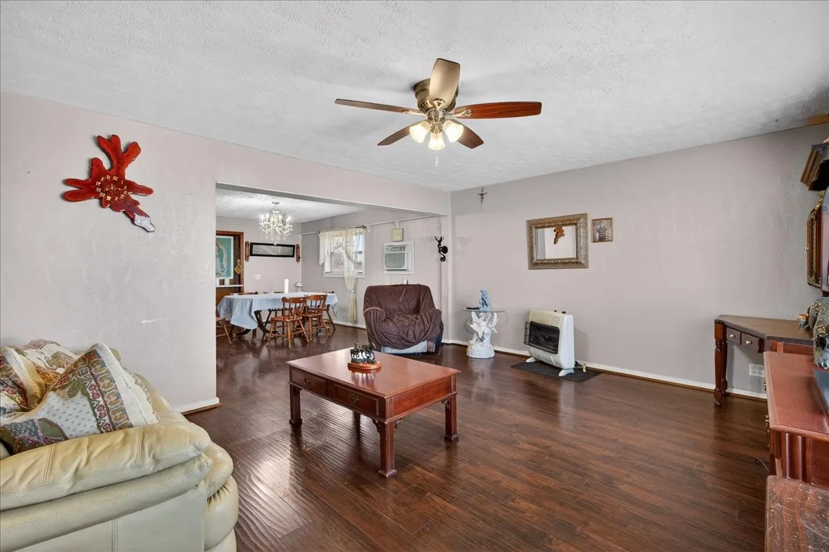 Single Family Residence For Sale in Comanche County , 900 Fm 2921, De Leon, Texas 76444, 3 Bedroom, 3 Bathroom, 2 Garage spaces, 1,052 Sqft, built in 1945, Preowned, Price $299,999, mls#21179279, Real Estate Agent in De Leon, Homes For Sale in Comanche county, Homes For Sale in De Leon, Realtor in De Leon Texas, Real Estate Brokerage Independent Realty Texas, Luminita Cordes Realtor